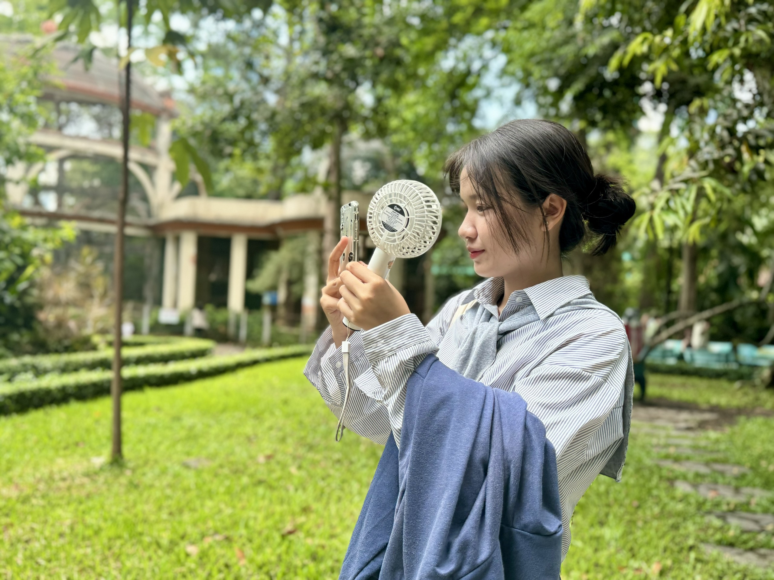 Lê Ái Nhi (19 tuổi, ở TP.Thủ Đức) cùng bạn bè đến Thảo Cầm Viên trong ngày đầu nghỉ lễ. Đây cũng là lần đầu tiên cô đến tham quan, vui chơi và bất ngờ khi không gian ngập tràn cây xanh. 
