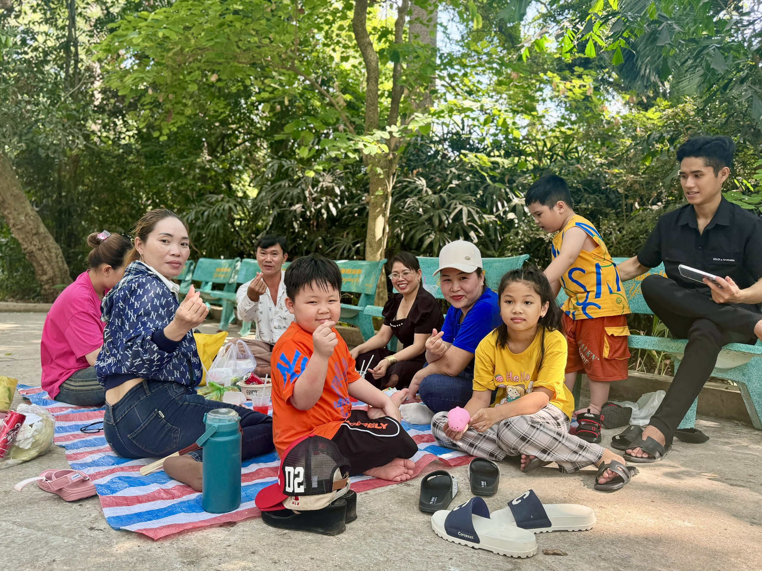 Từ 7 giờ, gia đình ông Hoàng Văn Quang (47 tuổi) và những người hàng xóm đã đi từ H.Bình Chánh lên Thảo Cầm Viên để vui chơi. Những ngày này, TP.HCM nắng nóng gay gắt nên đây là lựa chọn được mọi người đặt lên hàng đầu