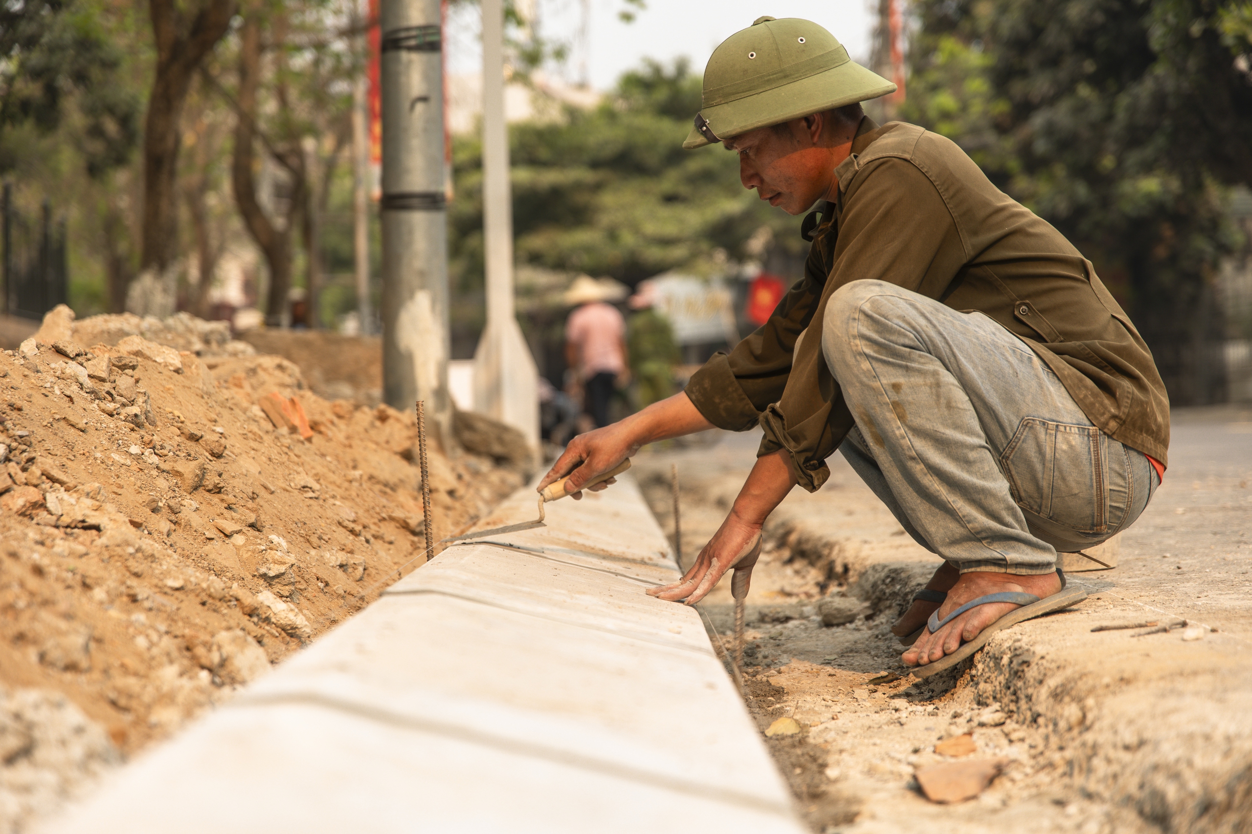 Dù thời tiết nắng nóng gay gắt, nhưng anh Hoàng Văn Thuận, nhân viên thuộc Công ty Hải Lộc, chia sẻ cả nhóm có kế hoạch hoàn thiện tu sửa đoạn đường Hoàng Văn Thái ngay trong đêm
