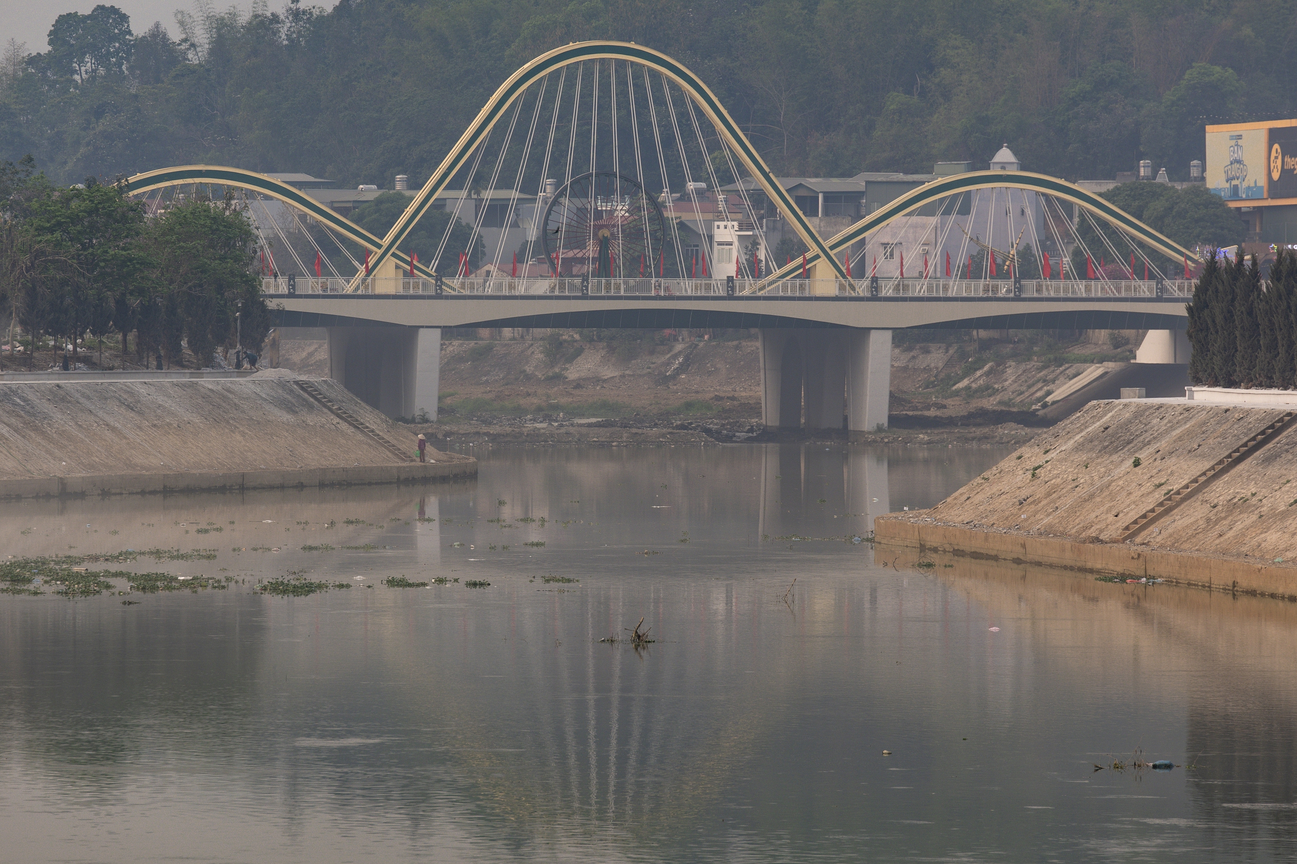 Công trình cầu Thanh Bình bắc qua sông Nậm Rốm mới được xây dựng và thông xe vào tháng 11.2023, cũng là công trình hoàn thiện để chào đón 70 năm Chiến thắng Điện Biên Phủ