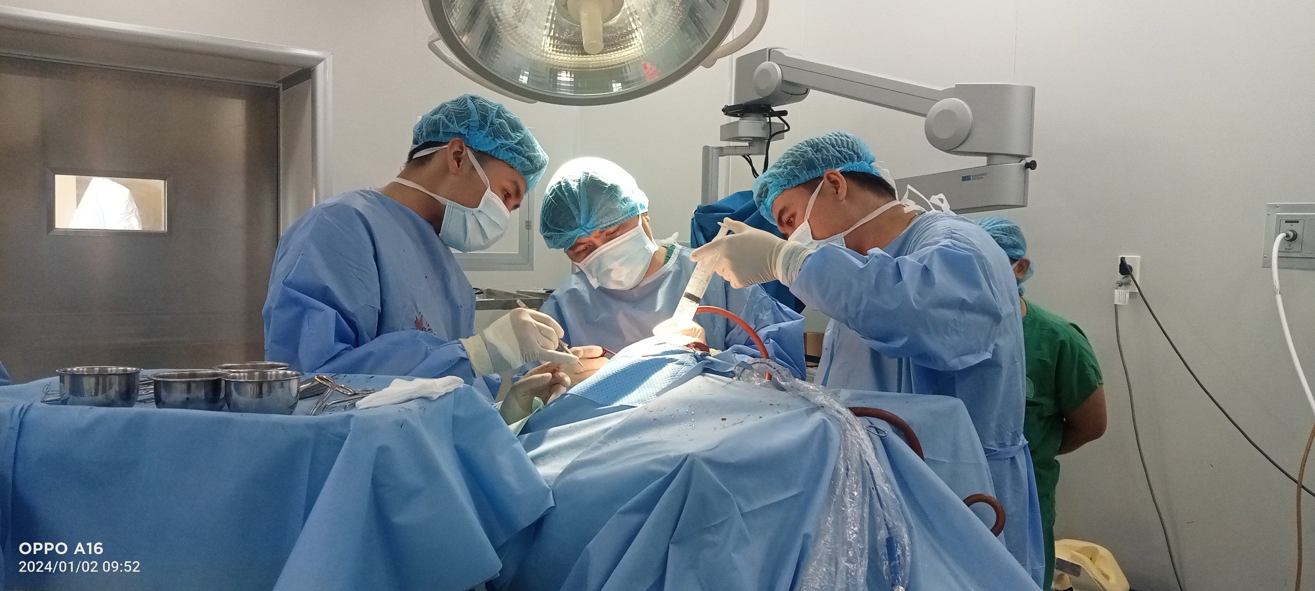 Ê kíp phẫu thuật u não do đại tá, BSCK2, Thầy thuốc Ưu tú Trần Mạnh Hùng (giữa) làm trưởng ca mổ