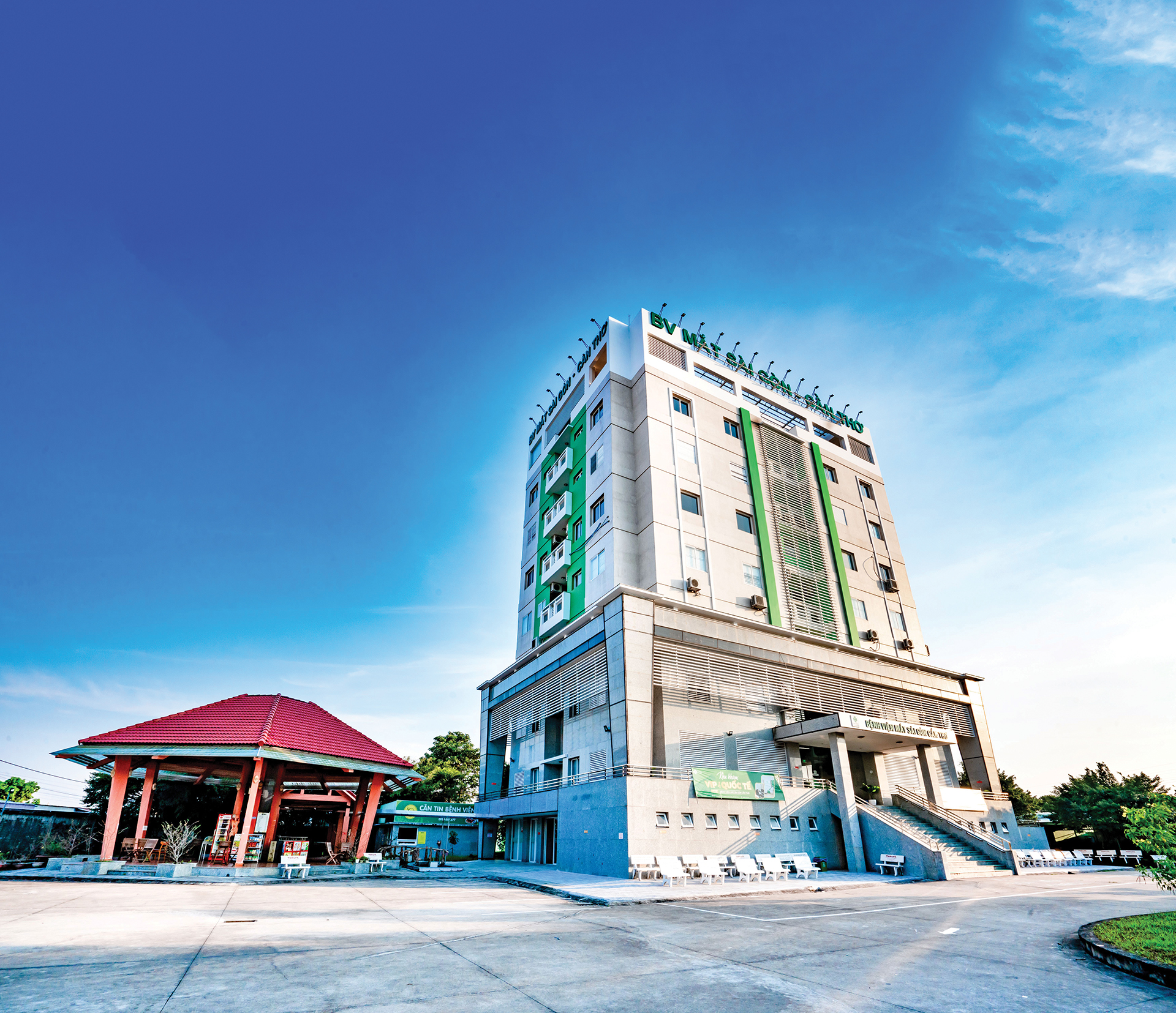 Phẫu thuật tật khúc xạ bằng phương pháp PHAKIC tại Bệnh viện Mắt Sài Gòn Cần Thơ- Ảnh 1. Bệnh viện Mắt Sài Gòn Cần Thơ là đơn vị tiên phong tại ĐBSCL triển khai phẫu thuật tật khúc xạ bằng phương pháp PHAKIC