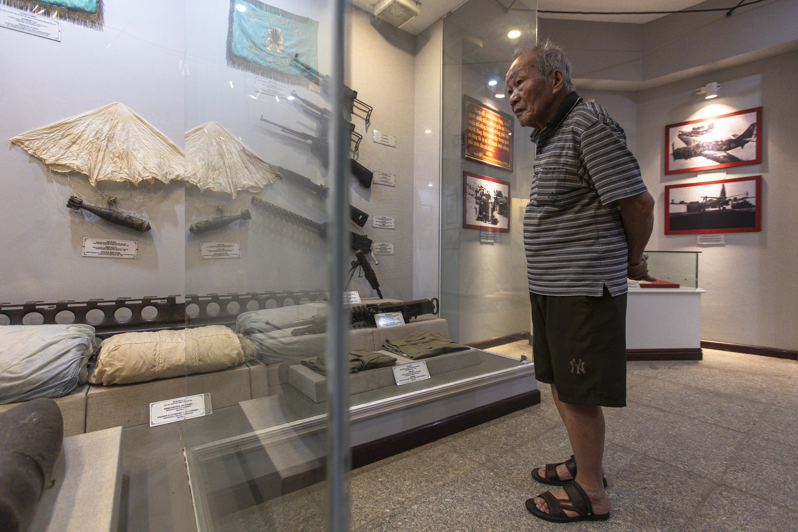 Tuy tuổi đã cao, nhưng ông Nguyễn Vinh Phu (89 tuổi, Hà Giang) vẫn quyết tâm tới Điện Biên để thăm lại chiến trường xưa. Trong chuyến tham quan lần này, ông đặc biệt xúc động khi được chứng kiến lại những mô phỏng, hiện vật tại Bảo tàng chiến thắng lịch sử Điện Biên Phủ