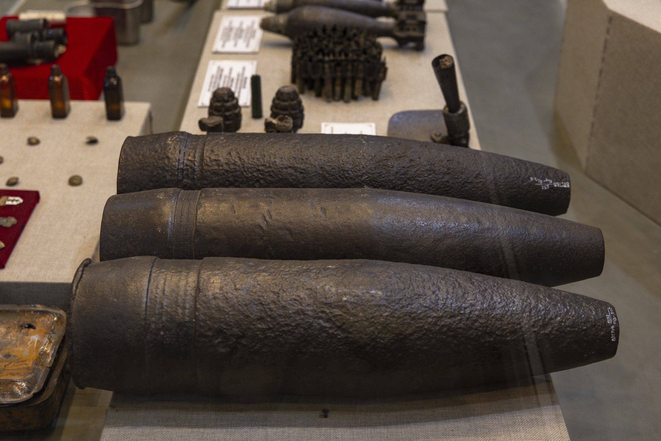 Những đầu đạn 155 mm của Mỹ sản xuất, viện trợ cho Pháp cho chiến dịch Điện Biên Phủ. Đây được xem là một trong những vũ khí tối tân nhất bấy giờ
