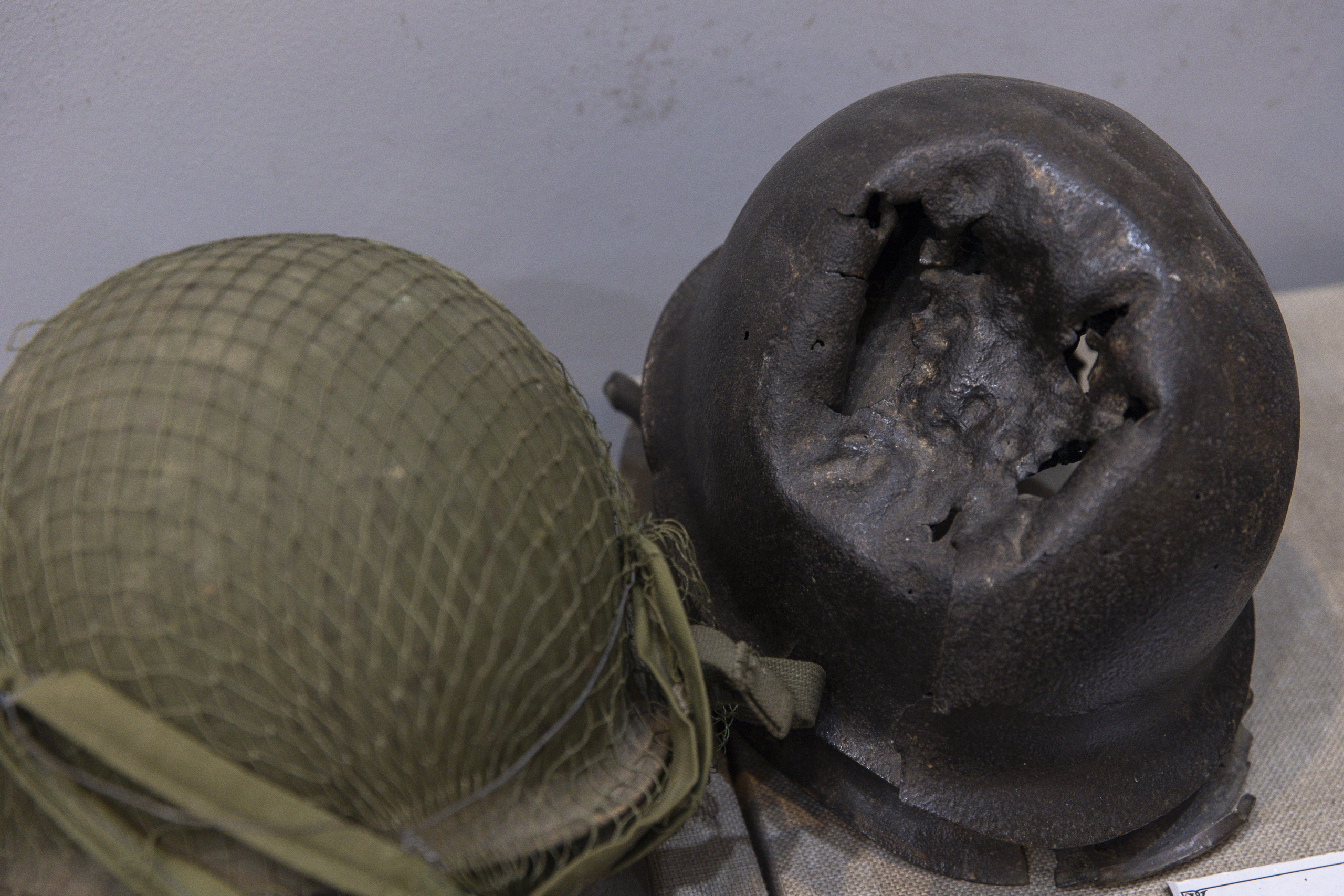 Một chiếc mũ sắt được quân đội Pháp sử dụng tại chiến trường năm 1954 đã biến dạng, được ta thu lại sau khi kết thúc chiến dịch. Ngoài ra, rất nhiều mẫu súng, đạn được và quân tư trang của quân đội Pháp cũng được thu lại để đưa vào bảo tàng