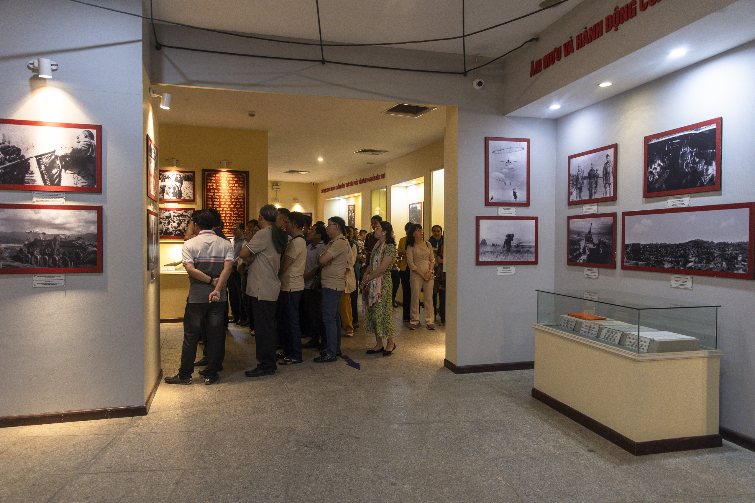 Khu vực trưng bày với diện tích rộng 1250 m2, là nơi bố trí, sắp đặt gần 1.000 tài liệu, hiện vật liên quan đến chiến dịch