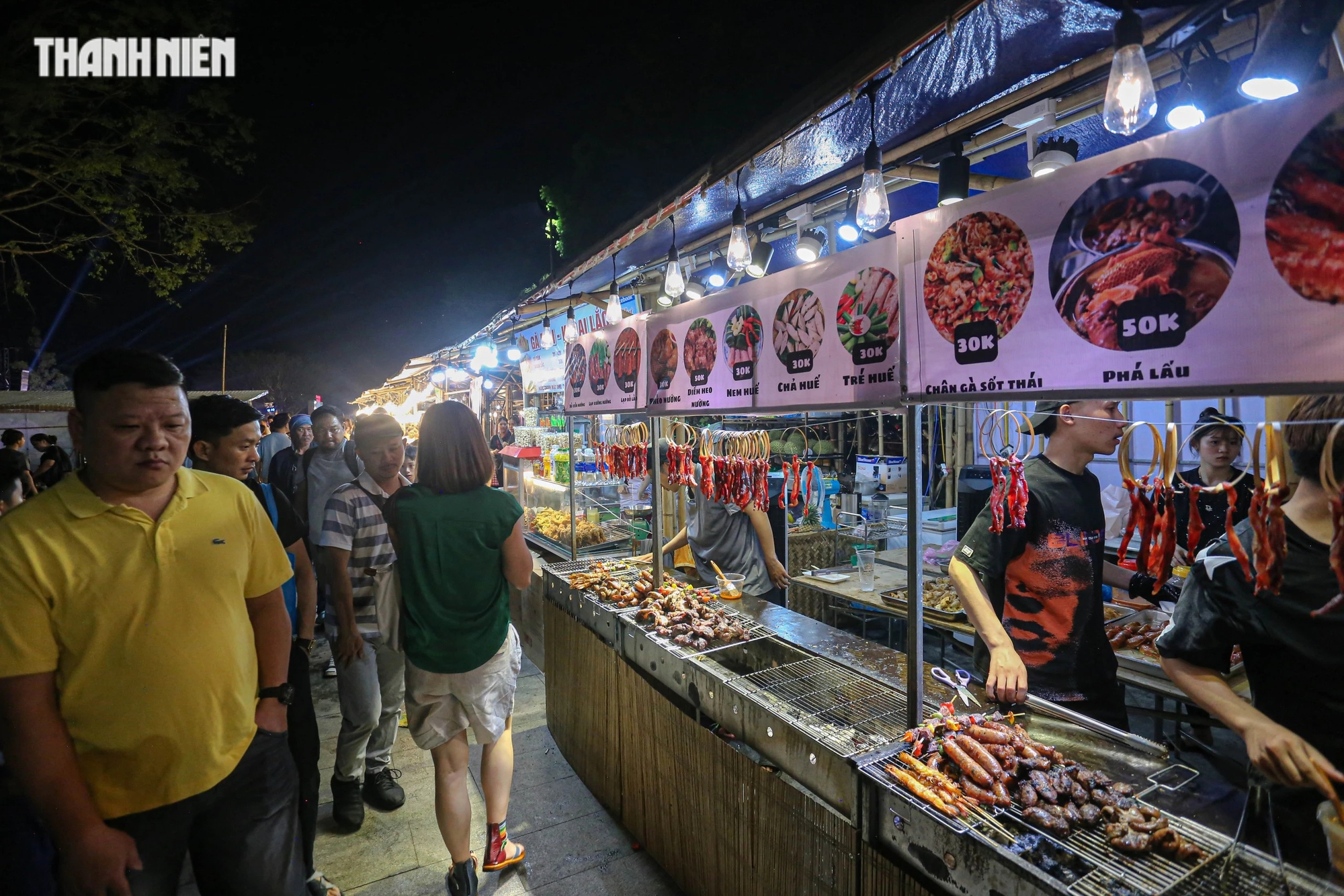 Phiên chợ có 80 gian hàng, bày bán các món ăn của 3 miền Bắc - Trung - Nam