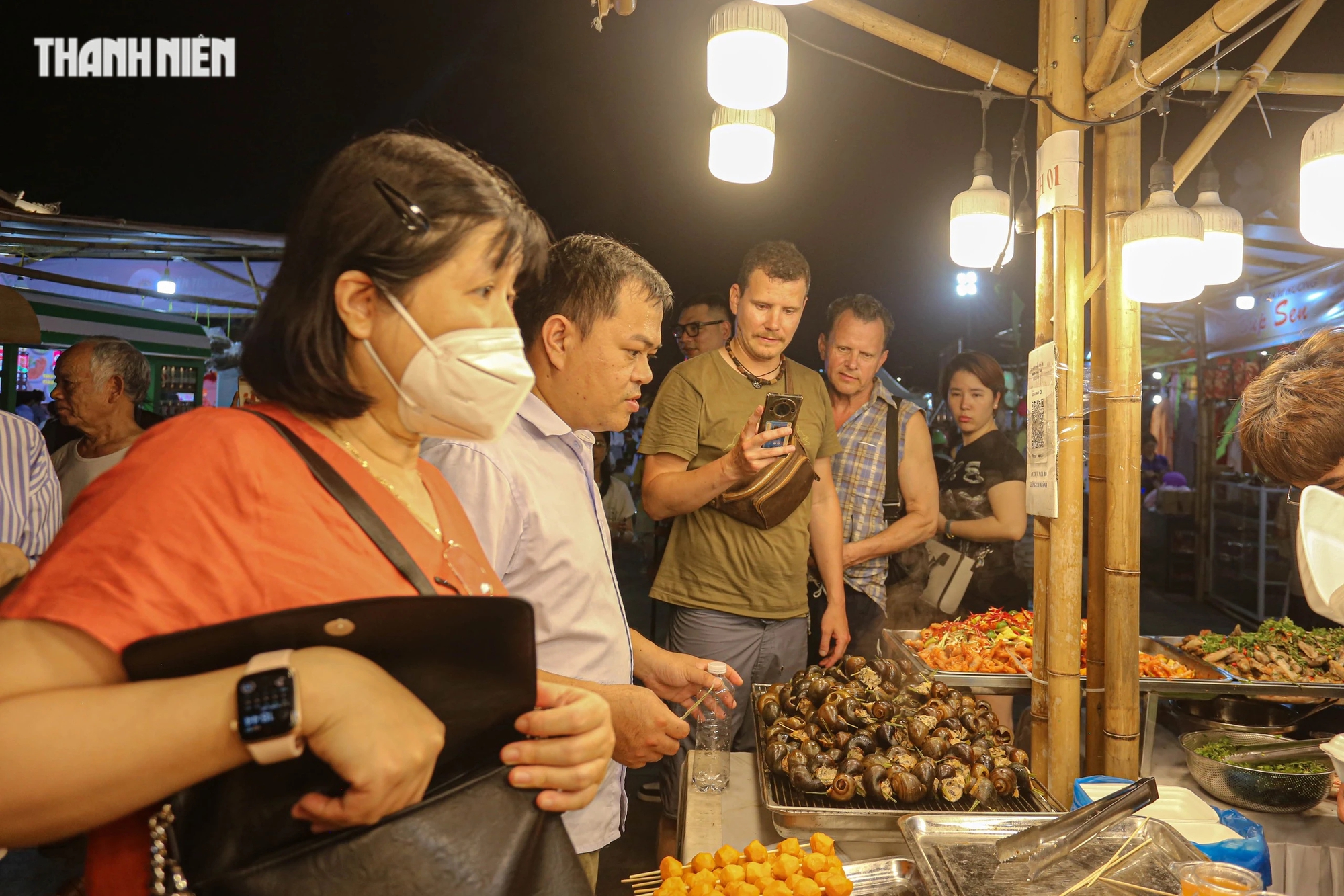 Du khách nước ngoài thích thú trải nghiệm các món ăn Việt Nam