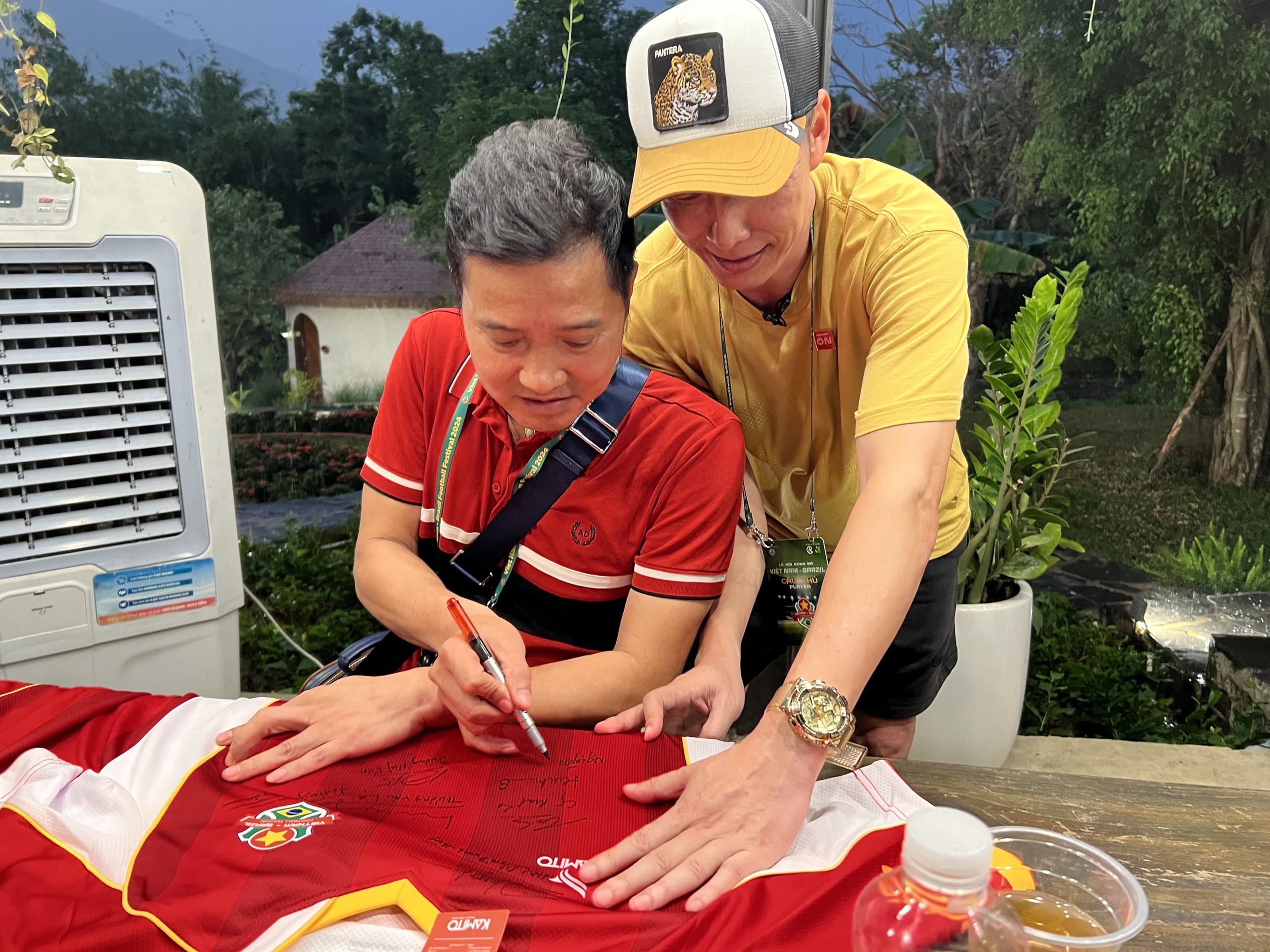 2 cựu ngôi sao đội tuyển Việt Nam Nguyễn Hồng Sơn và Đặng Phương Nam ký tặng trên áo kỷ niệm