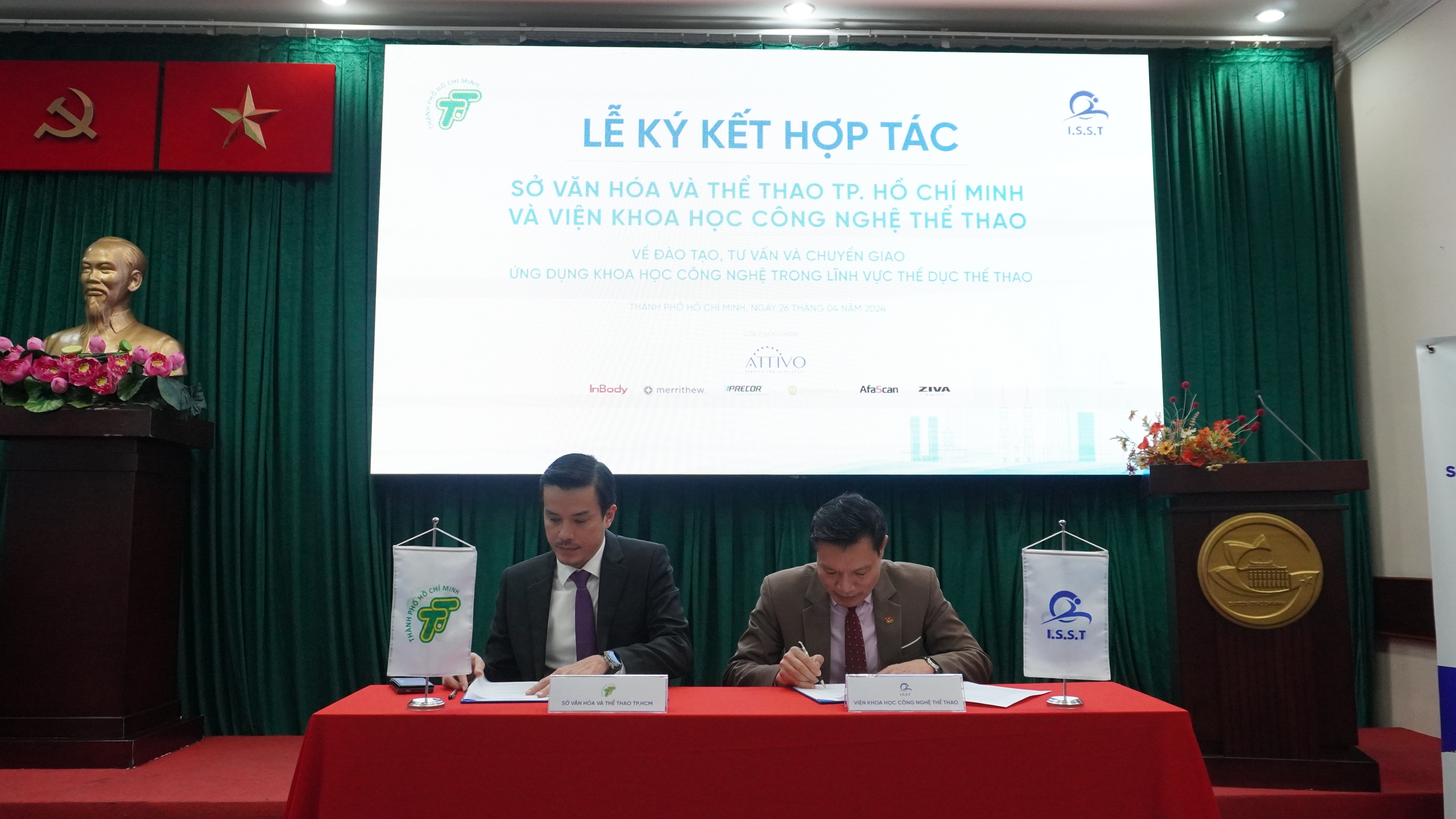 Phó giám dốc Sở VH-T TP.HCM Nguyễn Nam Nhân ký kết hợp tác với đại diện Viện KHCNTT