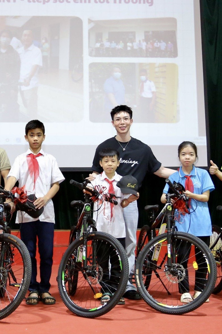 אריק שר ומחלק ספרים לילדים באזור ההררי - תמונה 1. Erik hát và tặng sách trẻ vùng cao- Ảnh 1.