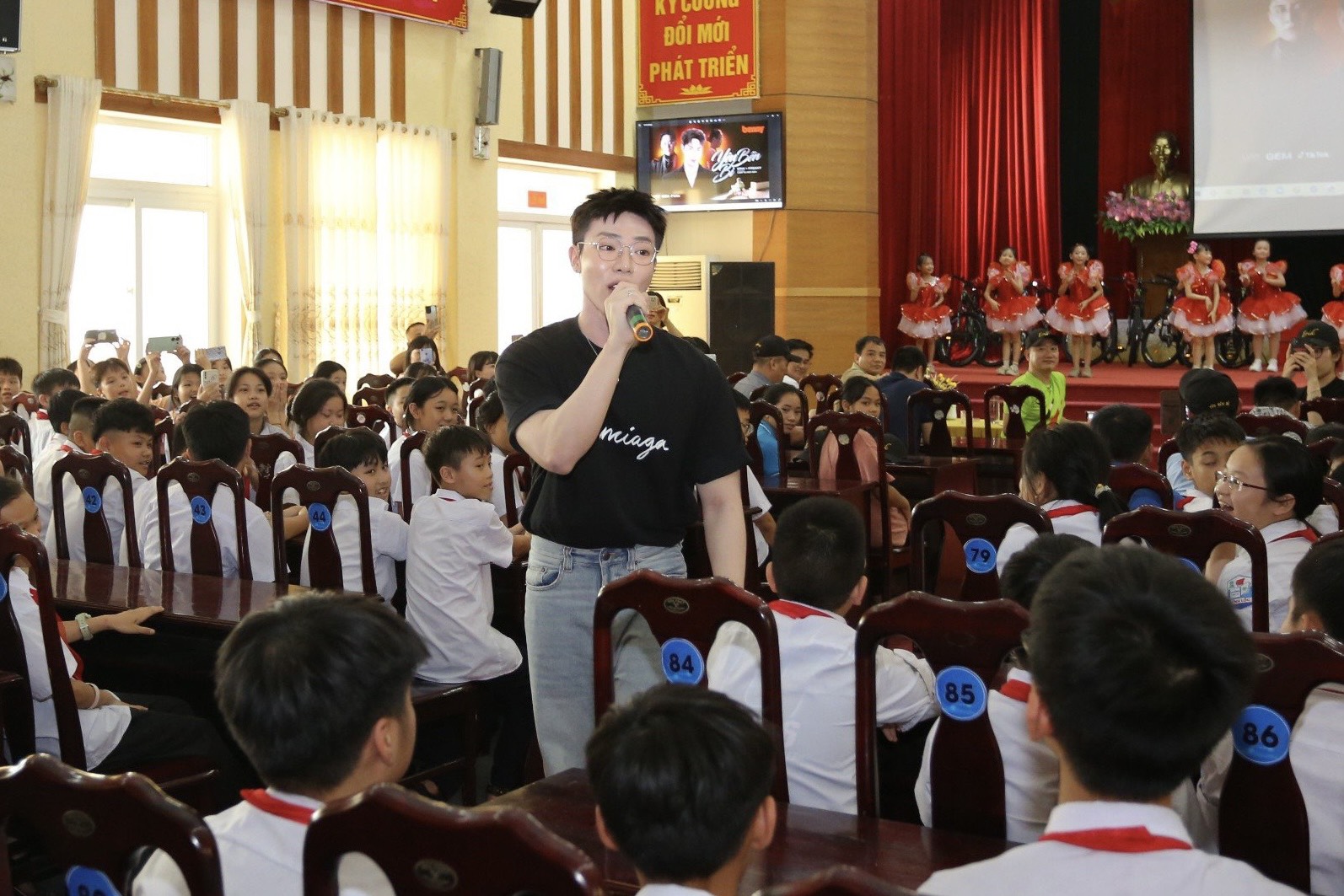 אריק שר ומחלק ספרים לילדים באזור ההררי - תמונה 2. Erik hát tặng các em những bài hát truyền cảm hứng về tình thân