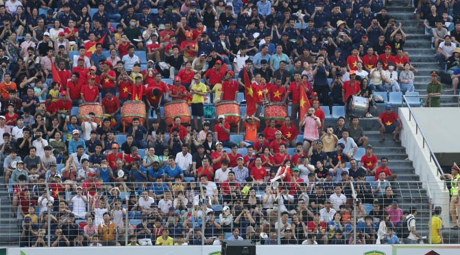Khán giả chờ đợi đến giờ bóng lăn, trận cầu giao hữu giữa Brazil - Việt Nam sẽ chính thức diễn ra vào lúc 19 giờ tối nay 27.4