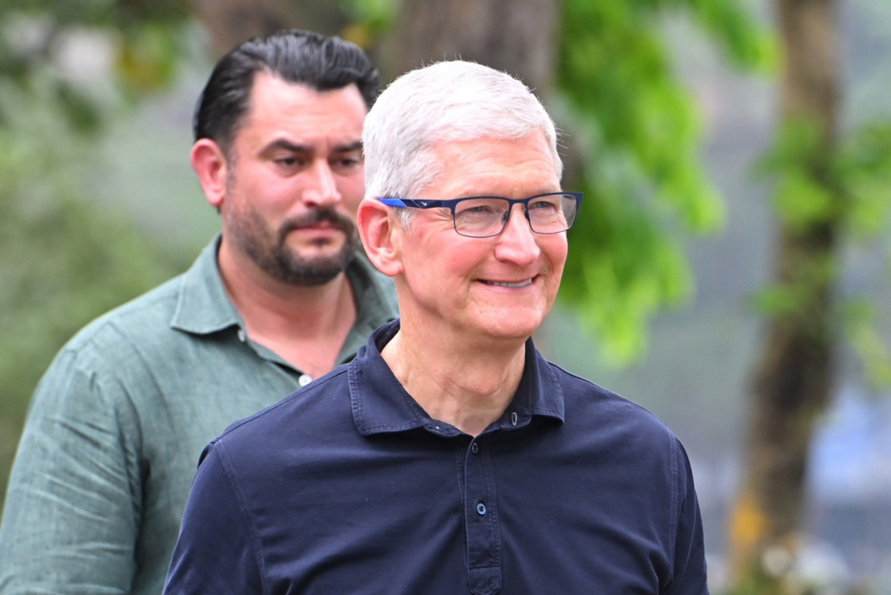 Ông Tim Cook dạo phố Hà Nội