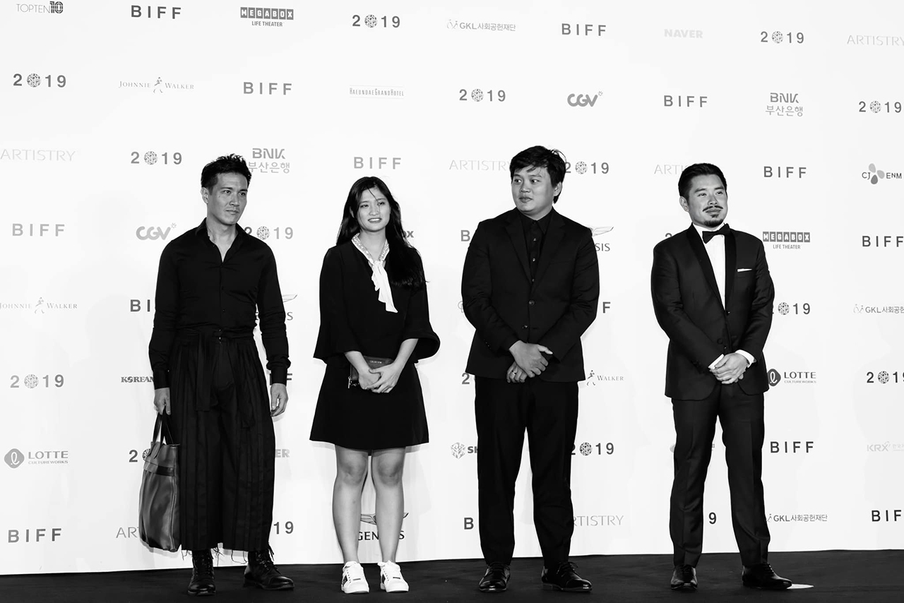 Bảo Nguyễn và Trần Dũng Thanh Huy (thứ hai từ phải sang), đạo diễn phim Ròm ở LHP Busan