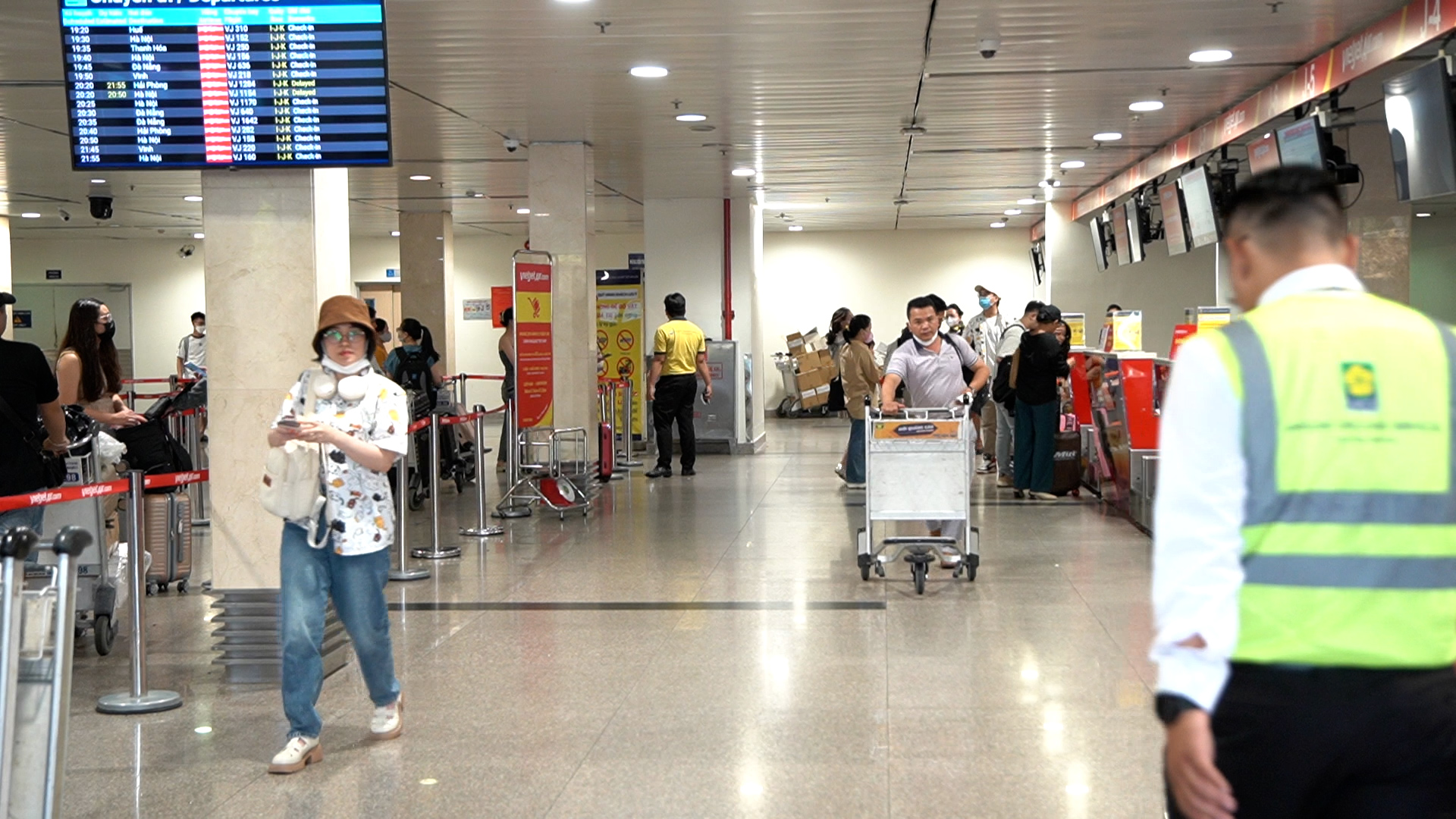 Sân bay Tân Sơn Nhất thông thoáng chiều trước kỳ nghỉ lễ- Ảnh 2.