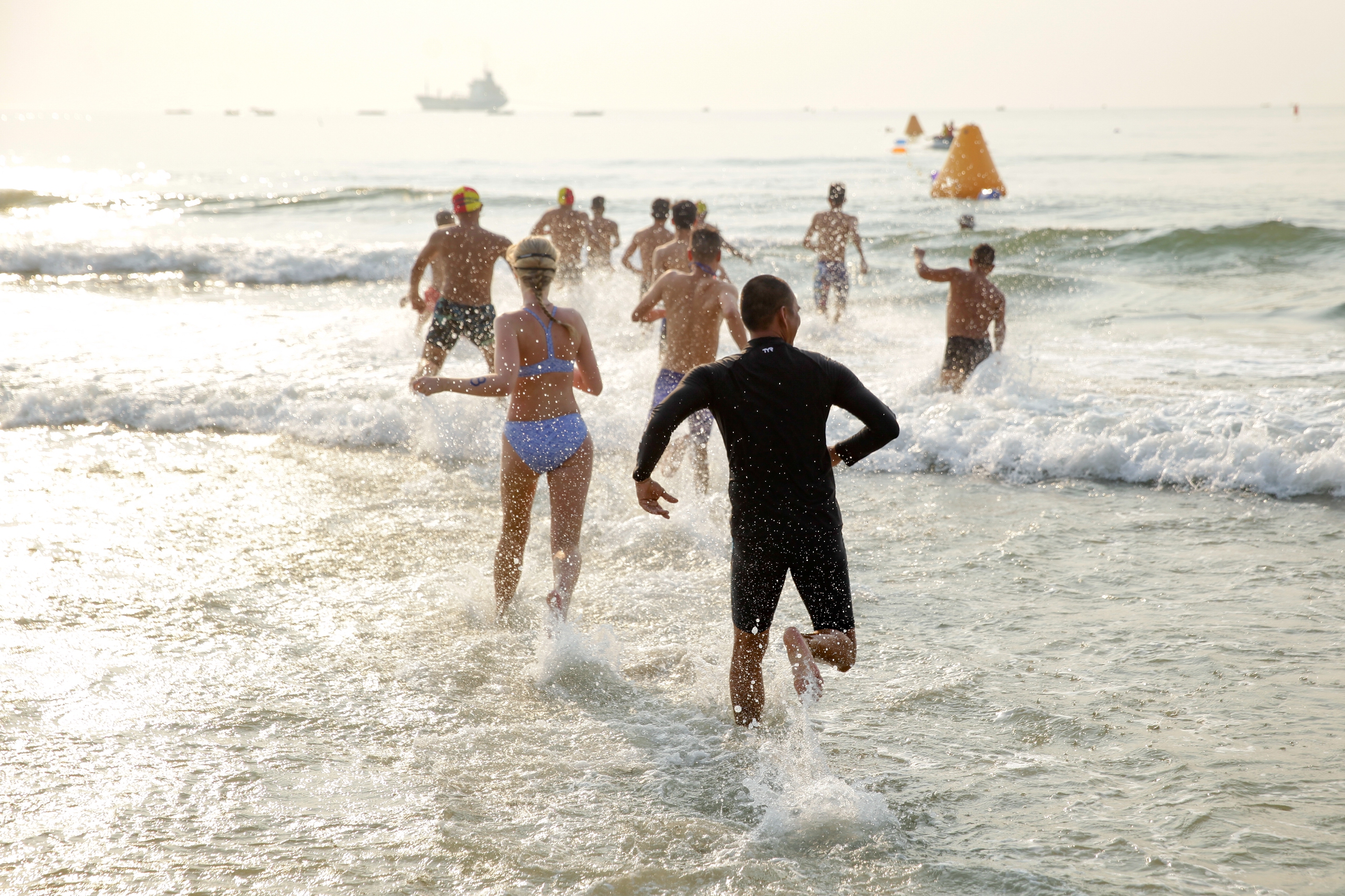 Biển Đà Nẵng sôi động với các hoạt động thể thao biển