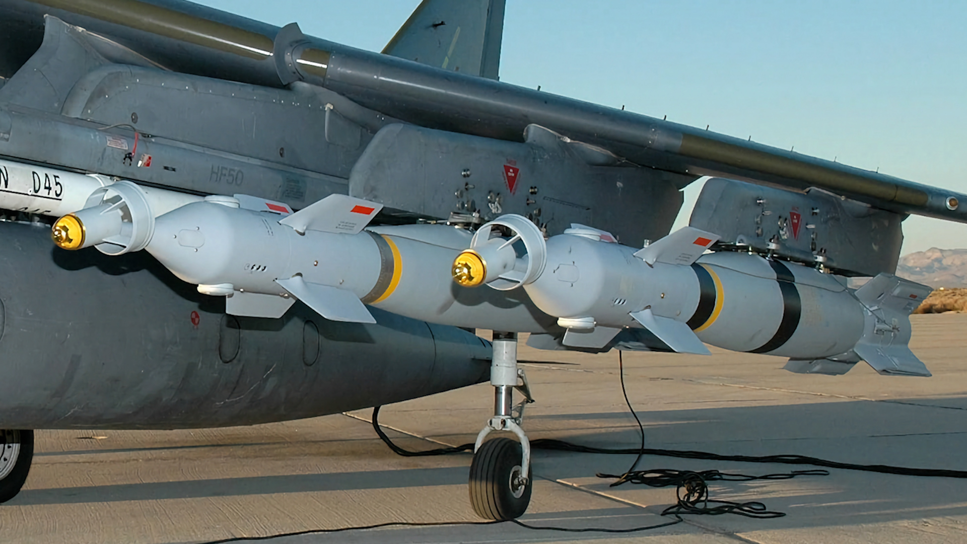 Bom dẫn đường chính xác bằng laser Paveway IV bên dưới cánh của chiếc máy bay Harrier GR9 trước khi xuất kích ở Afghanistan