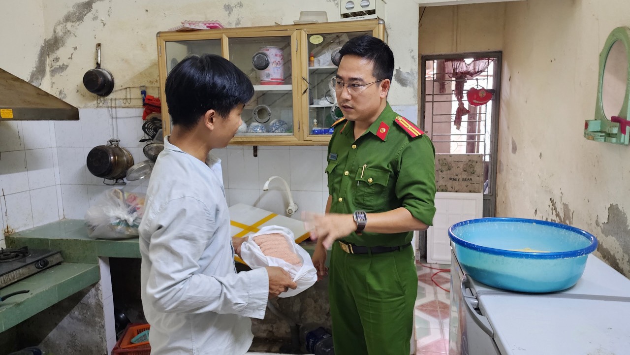 Tiêu hủy hàng ngàn sản phẩm thức ăn nhanh, bột pha nước giải khát hết hạn- Ảnh 2. Lực lượng Phòng Cảnh sát kinh tế kiểm tra các cơ sở