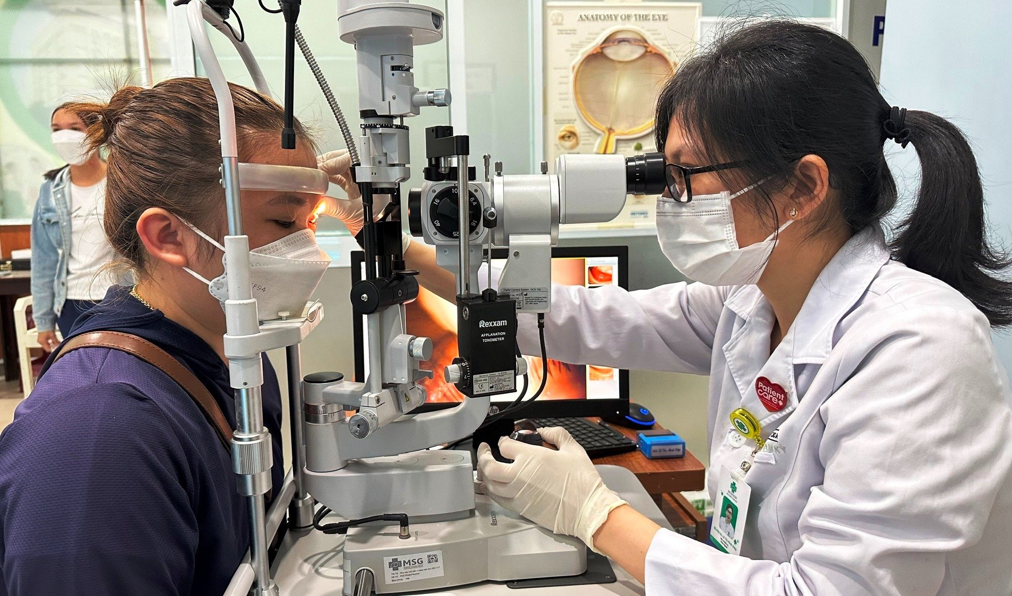 Hậu quả không ngờ của việc lạm dụng thuốc nhỏ mắt - Ảnh 1. Khi có những triệu chứng bất thường, người bệnh nên đến cơ sở y tế chuyên khoa để được khám mắt và xử trí kịp thời