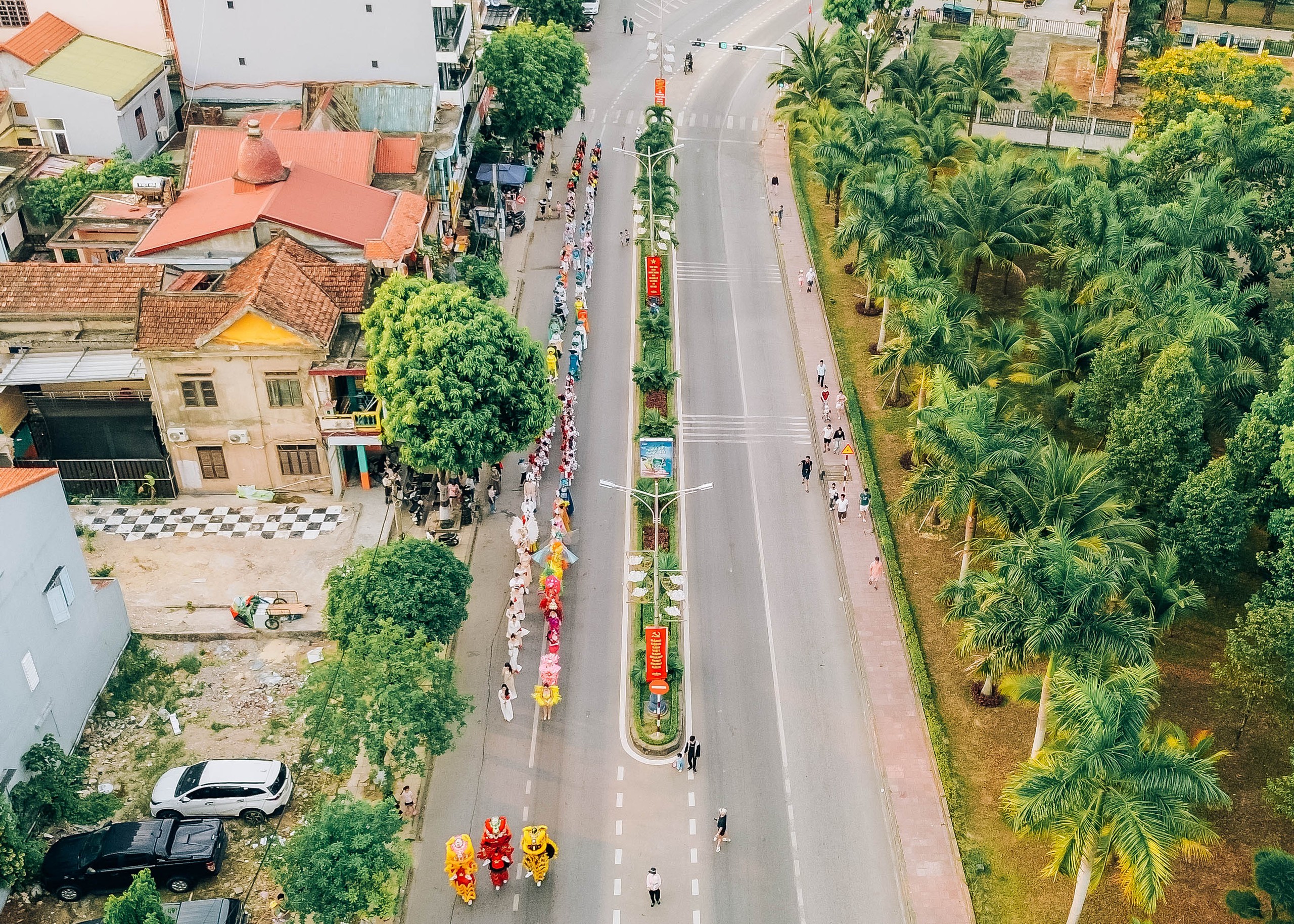 Theo chân đoàn biểu diễn, du khách sẽ được ngắm nhìn ngắm TP.Đồng Hới với nhiều danh lam thắng cảnh