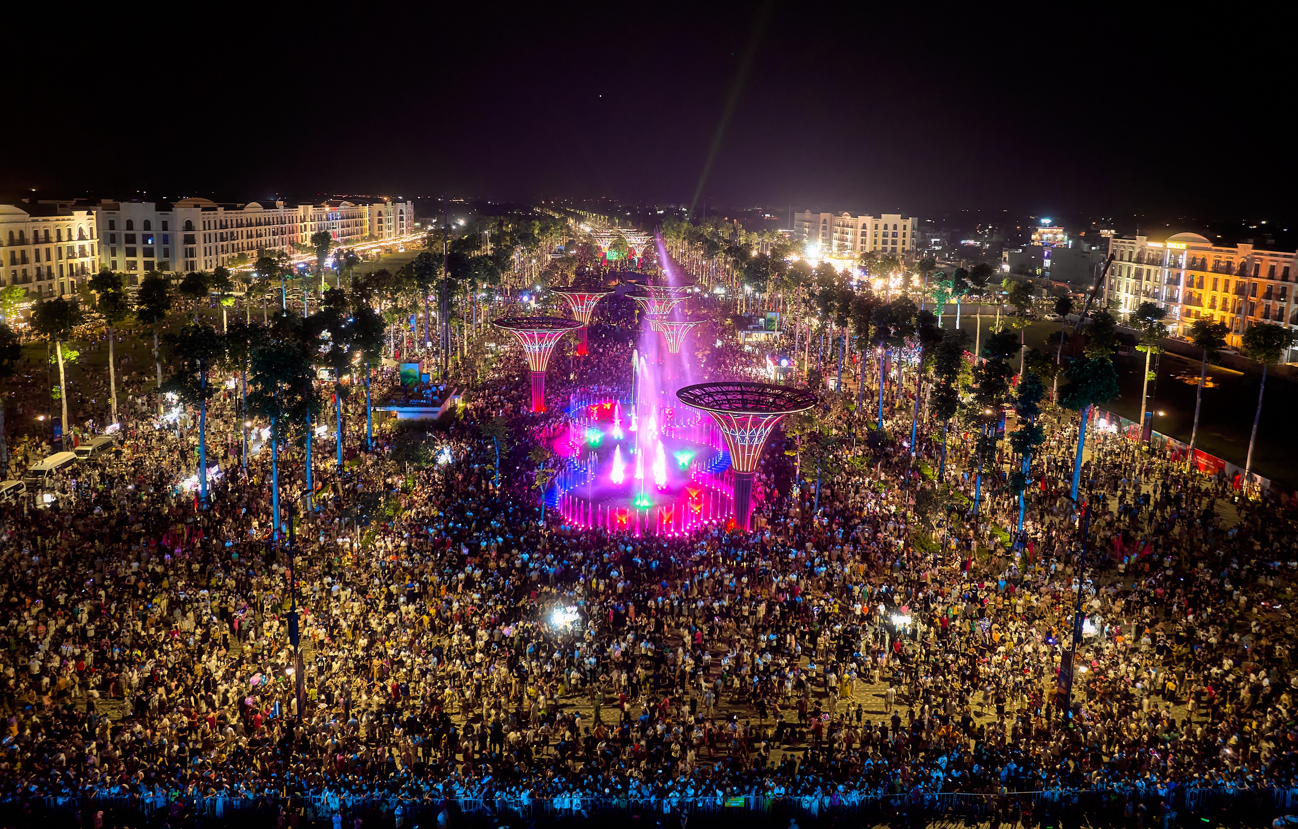 Tối 27.4, hơn 300.000 người đã đổ về quảng trường để xem chương trình nghệ thuật khai mạc, chứng kiến khánh thành quảng trường và xem màn pháo hoa rực rỡ cuối chương trình