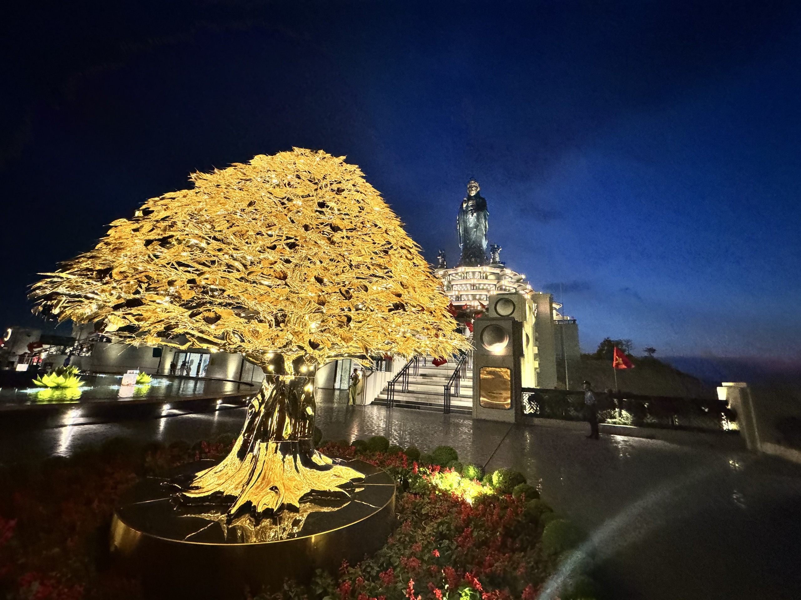 Trung tâm của triển lãm là Cây Bồ Đề được mạ vàng 24K, cao 3,6m là kiệt tác sản xuất bằng phương pháp thủ công, được Sách kỷ lục Việt Nam trao chứng nhận 
