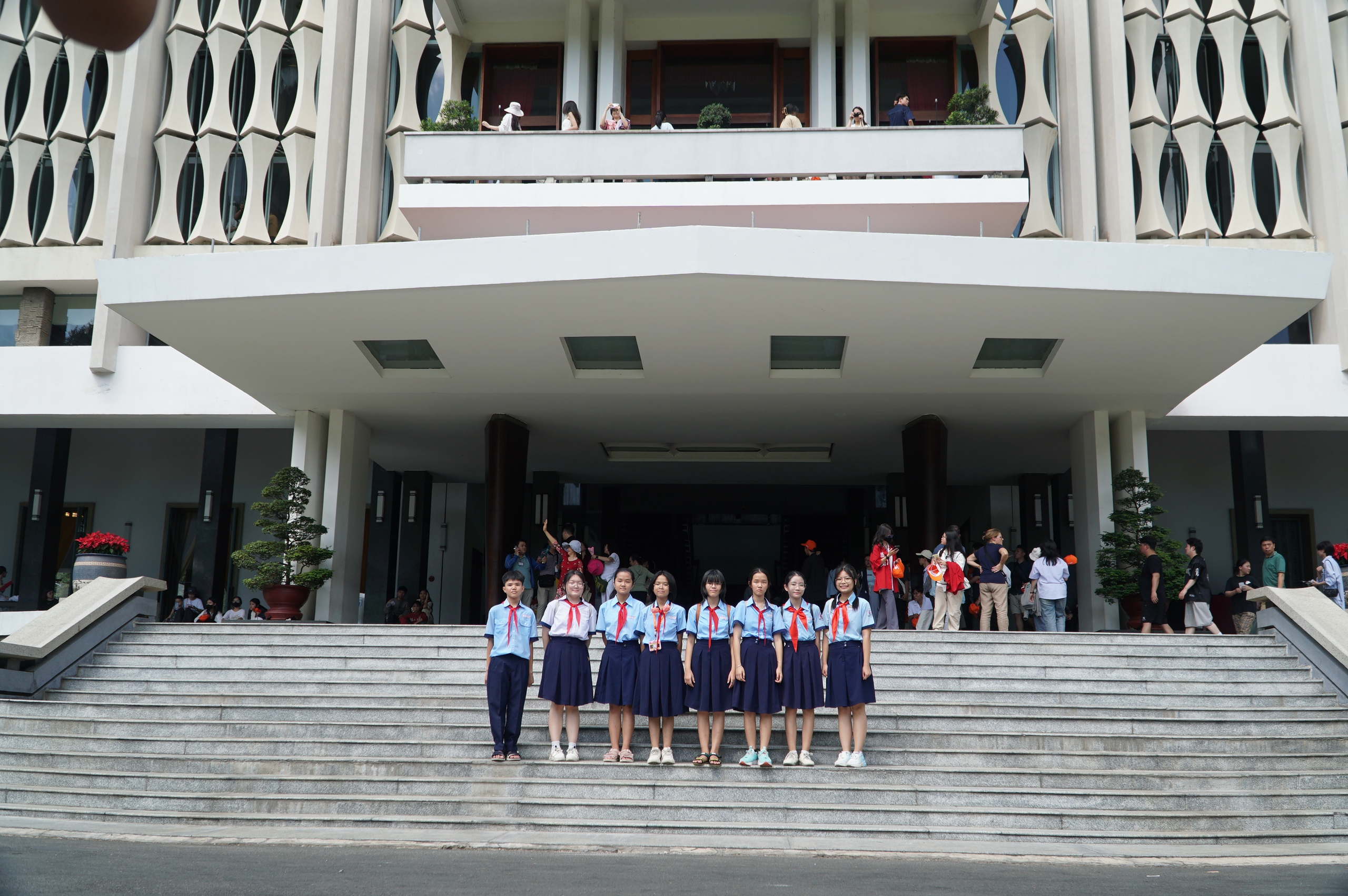 Nhóm học sinh Trường THCS Phước Bình (TP.Thủ Đức) tham quan Dinh Độc Lập vào kỳ nghỉ lễ 30.4 -1.5