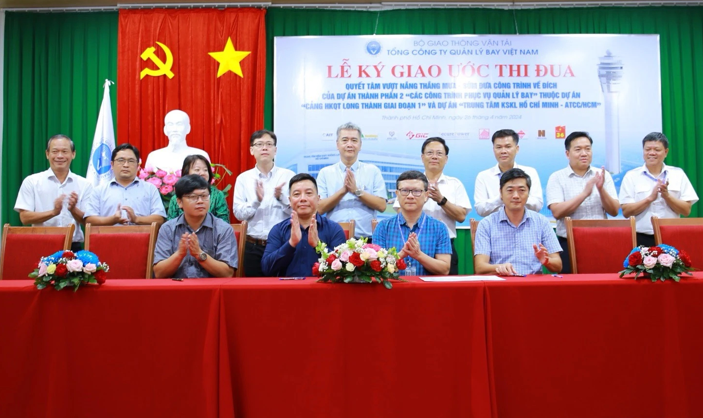 Tổng công ty Quản lý bay Việt Nam cùng chủ đầu tư và các nhà thầu đã ký giao ước thi đua