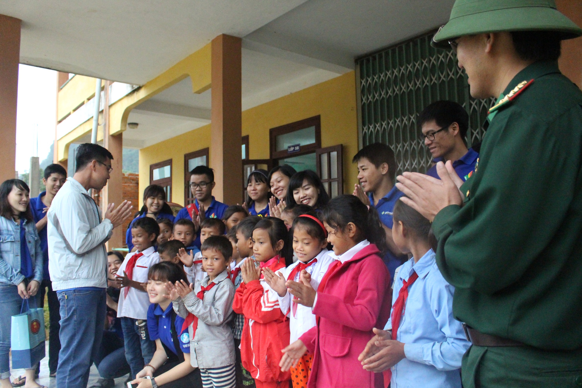Đoàn tình nguyện của Đoàn Trường ĐH Khoa học xã hội và nhân văn TP.HCM thăm hỏi, trao quà cho thầy và trò Trường tiểu học và THCS Thượng Hóa, H.Minh Hóa, tỉnh Quảng Bình