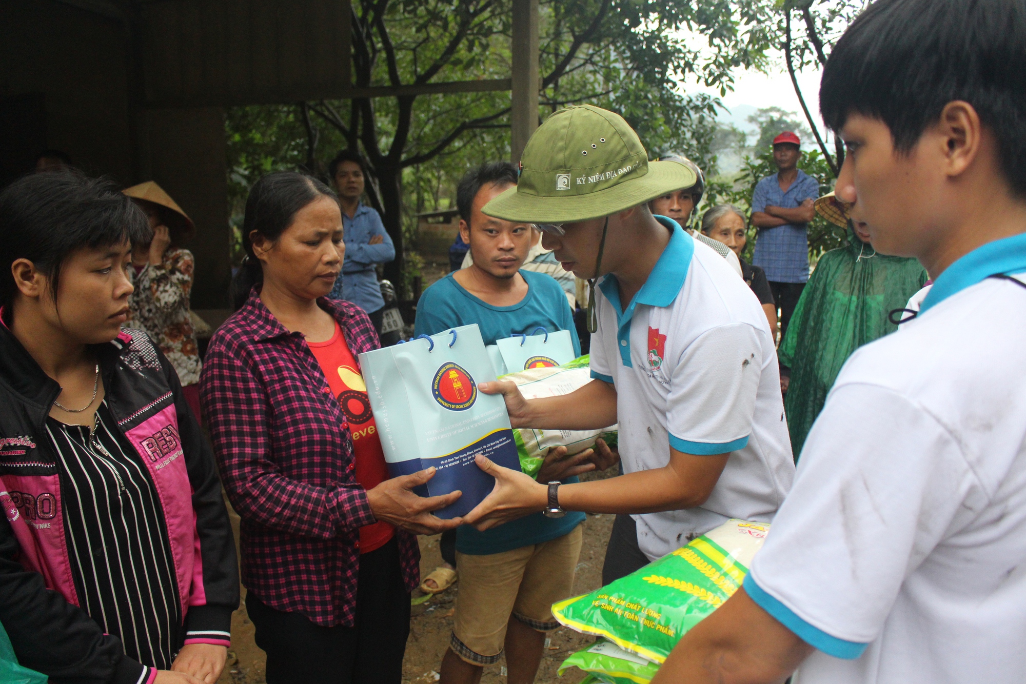 Đoàn tình nguyện đến thăm và trao quà cho người dân Quảng Bình