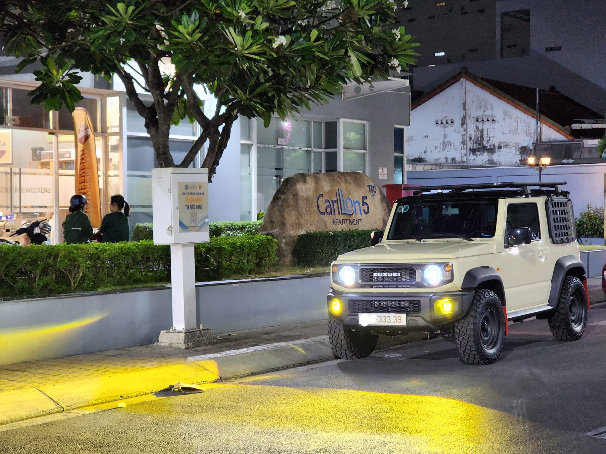 Hệ thống chiếu sáng nguyên bản không đáp ứng được nhu cầu của chủ xe nên chiếc Suzuki Jimny này nâng cấp thêm khả năng chiếu sáng khi đèn LED nguyên bản của xe thay thế bằng đèn Bi-LED laser phát ánh sáng mạnh hơn, ngoài ra xe còn gắn thêm một cặp đèn Bi-LED sương mù màu vàng rất hữu dụng khi di chuyển dưới trời mưa vào ban đêm.