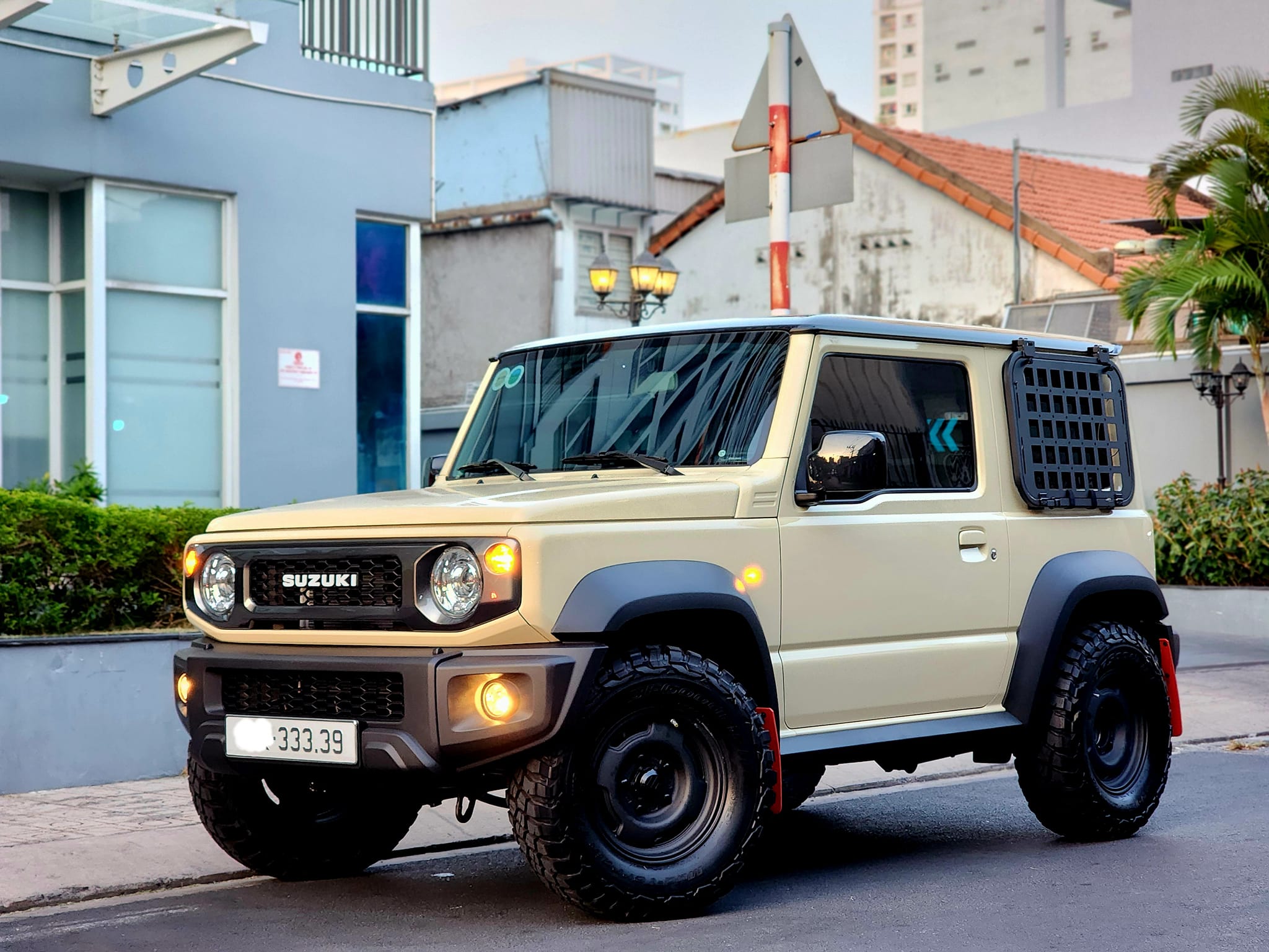 Không dành cho số đông, Suzuki Jimny có thiết kế kiểu SUV nhỏ gọn, 2 cầu và có giá bán lăn bánh lên tới gần 1 tỉ đồng, mẫu xe này chỉ phù hợp với 