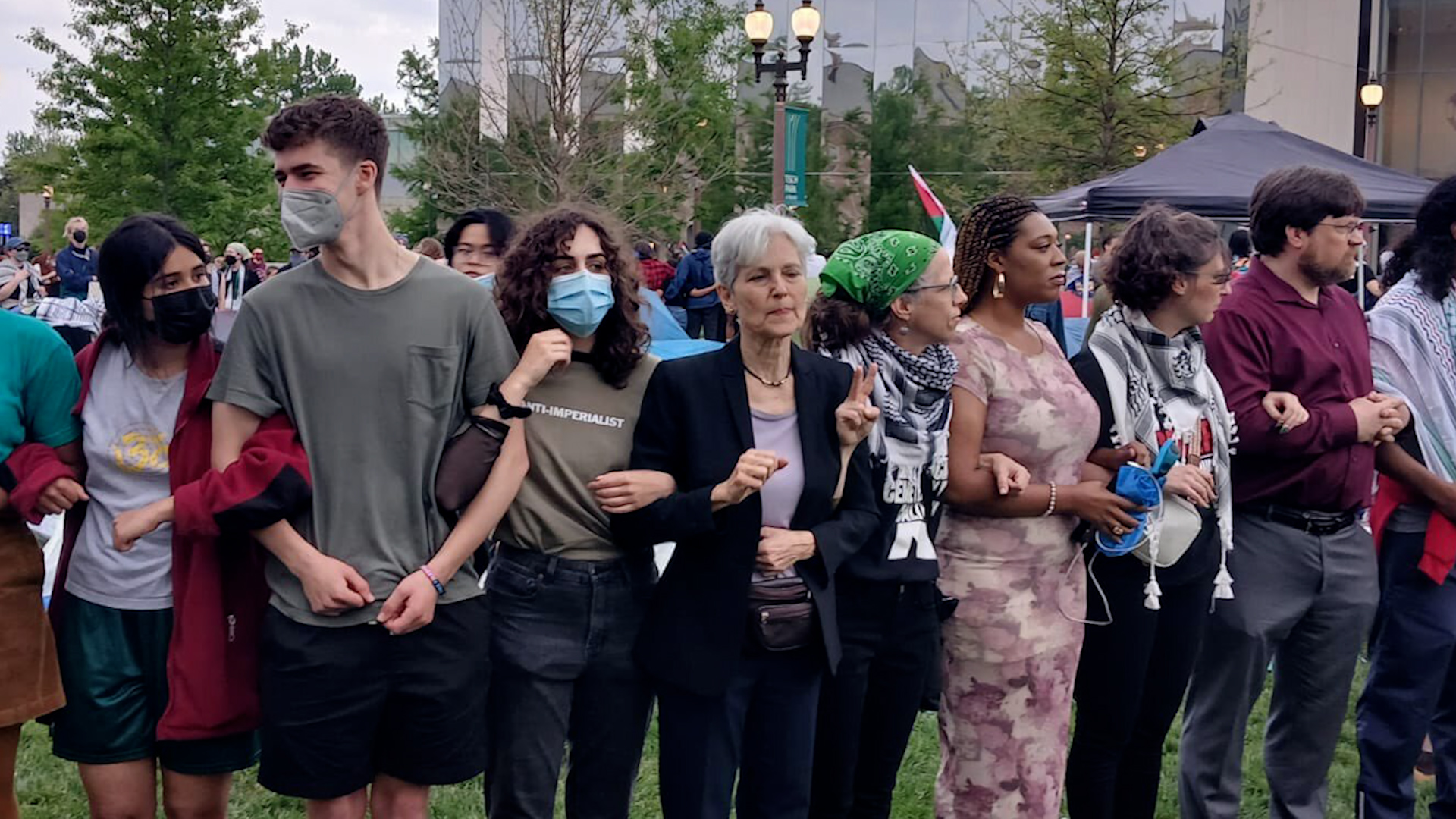 Bà Jill Stein (giữa) đứng cùng những biểu tình tại Đại học Washington