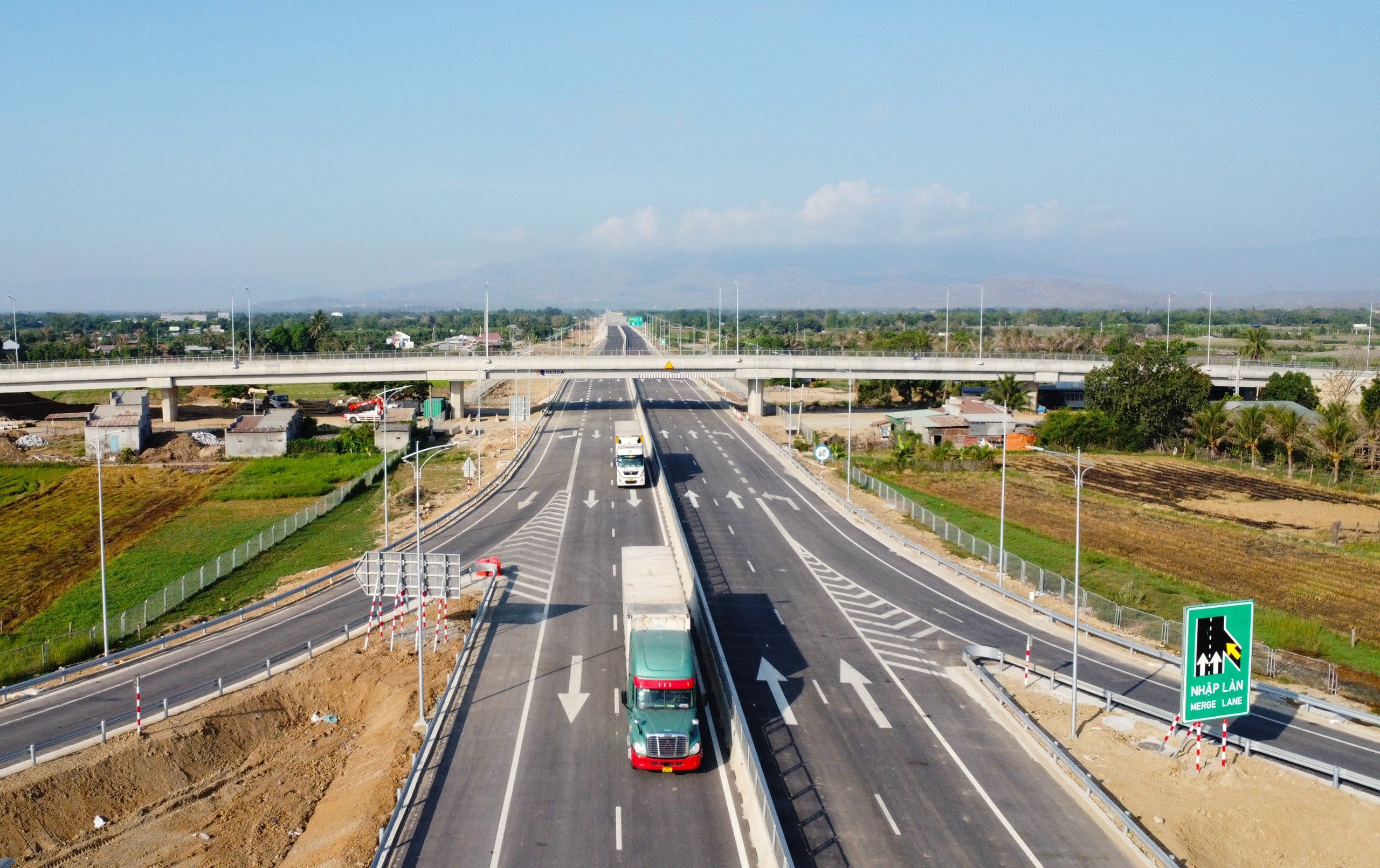 Autostrada Cam Lam - Vinh Hao: Opłaty za przejazd na całej trasie wahają się od 130 000 do 497 000 VND/przejazd - zdjęcie 2. Cao tốc Cam Lâm - Vĩnh Hảo có tổng chiều dài 78,5 km, đi qua 3 tỉnh Khánh Hòa, Ninh Thuận và Bình Thuận