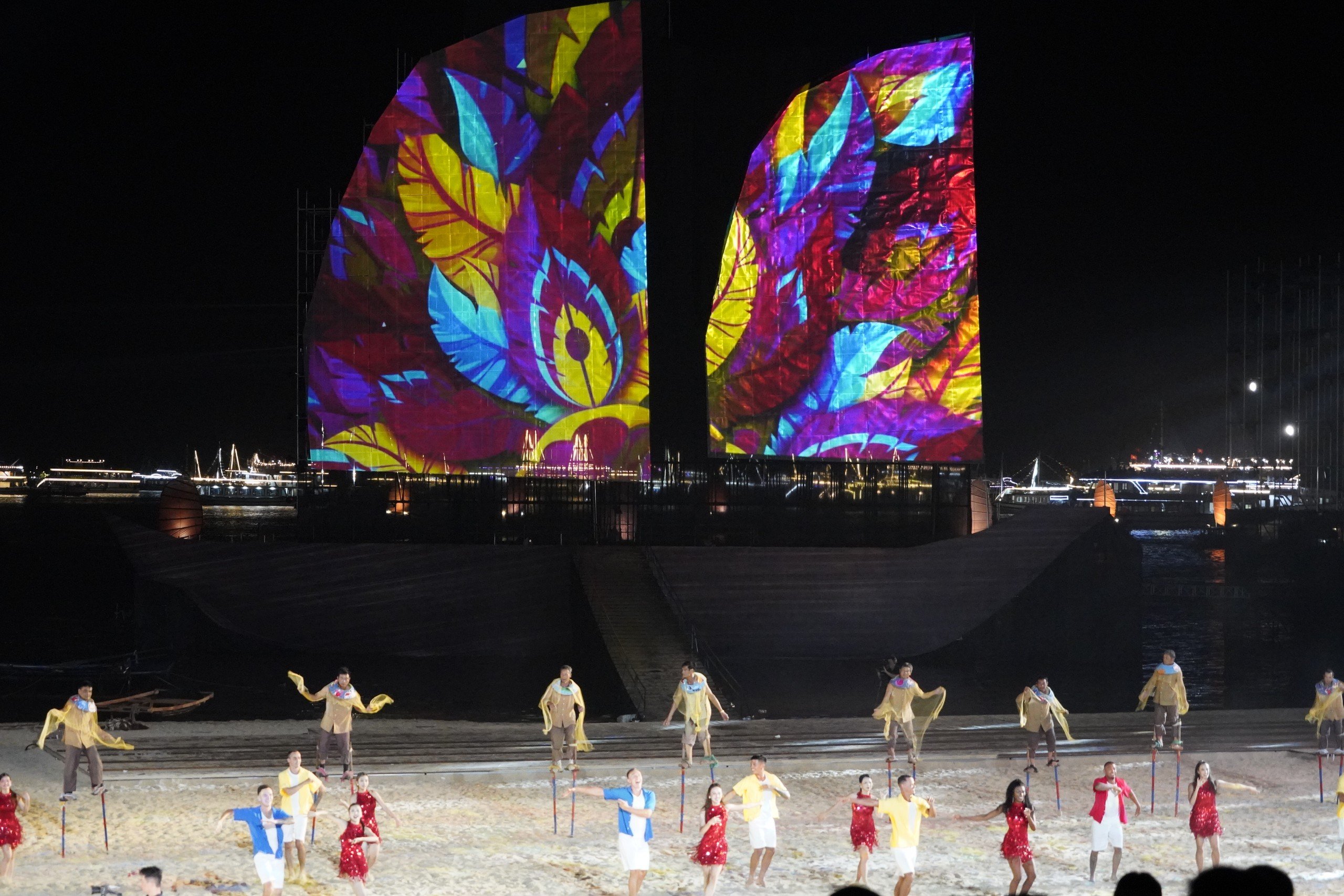 Ngoài việc biểu diễn trên biển, sân khấu Carnaval Hạ Long 2024 còn ứng dụng công nghệ 3D mapping, LED, âm thanh, ánh sáng hiện đại...