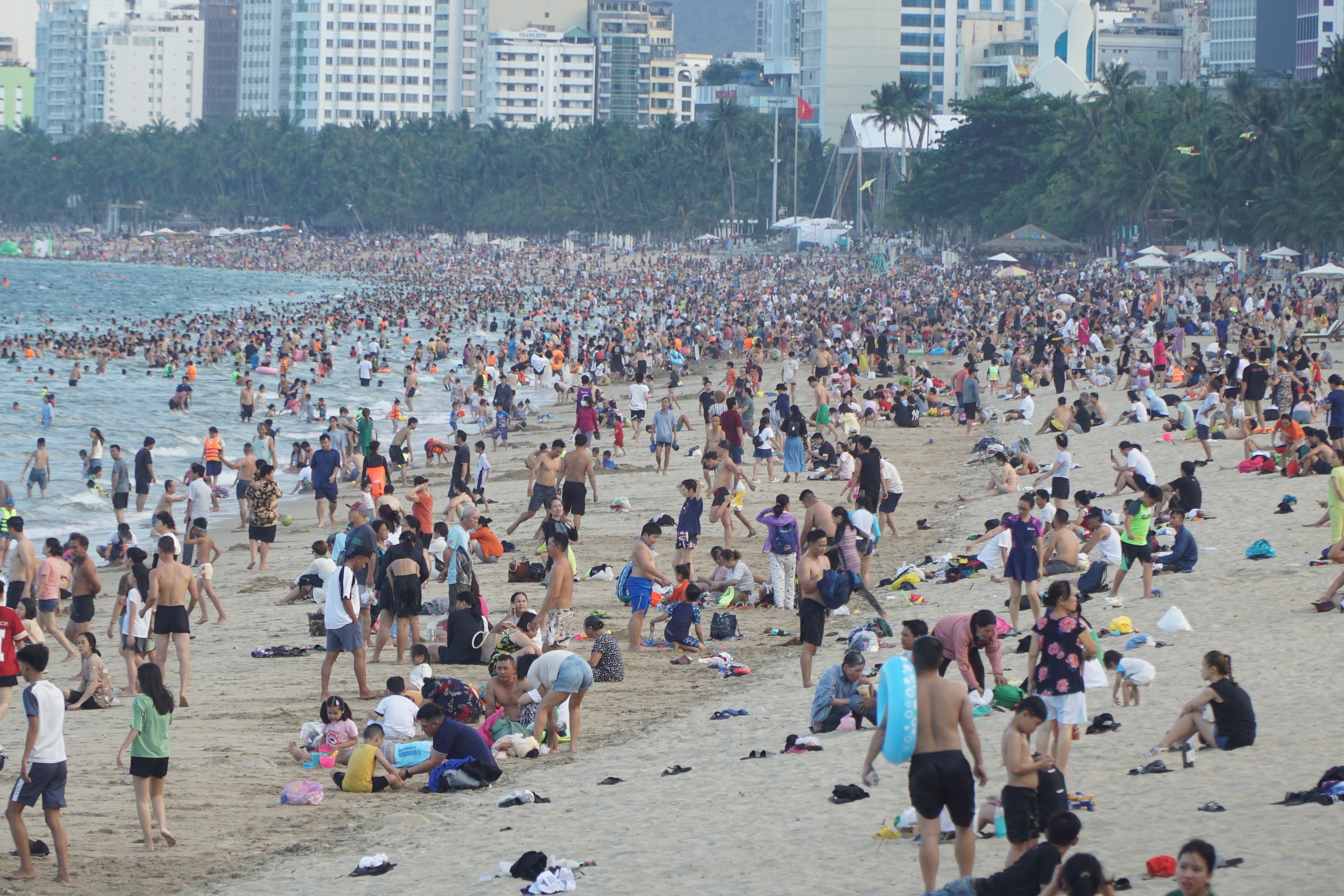 Theo ghi nhận của PV Thanh Niên, trong chiều 29.4 bãi biển Nha Trang ken cứng, hầu hết người dân, du khách đều đổ ra biển để hóng mát, giải nhiệt giữa thời tiết nóng bức