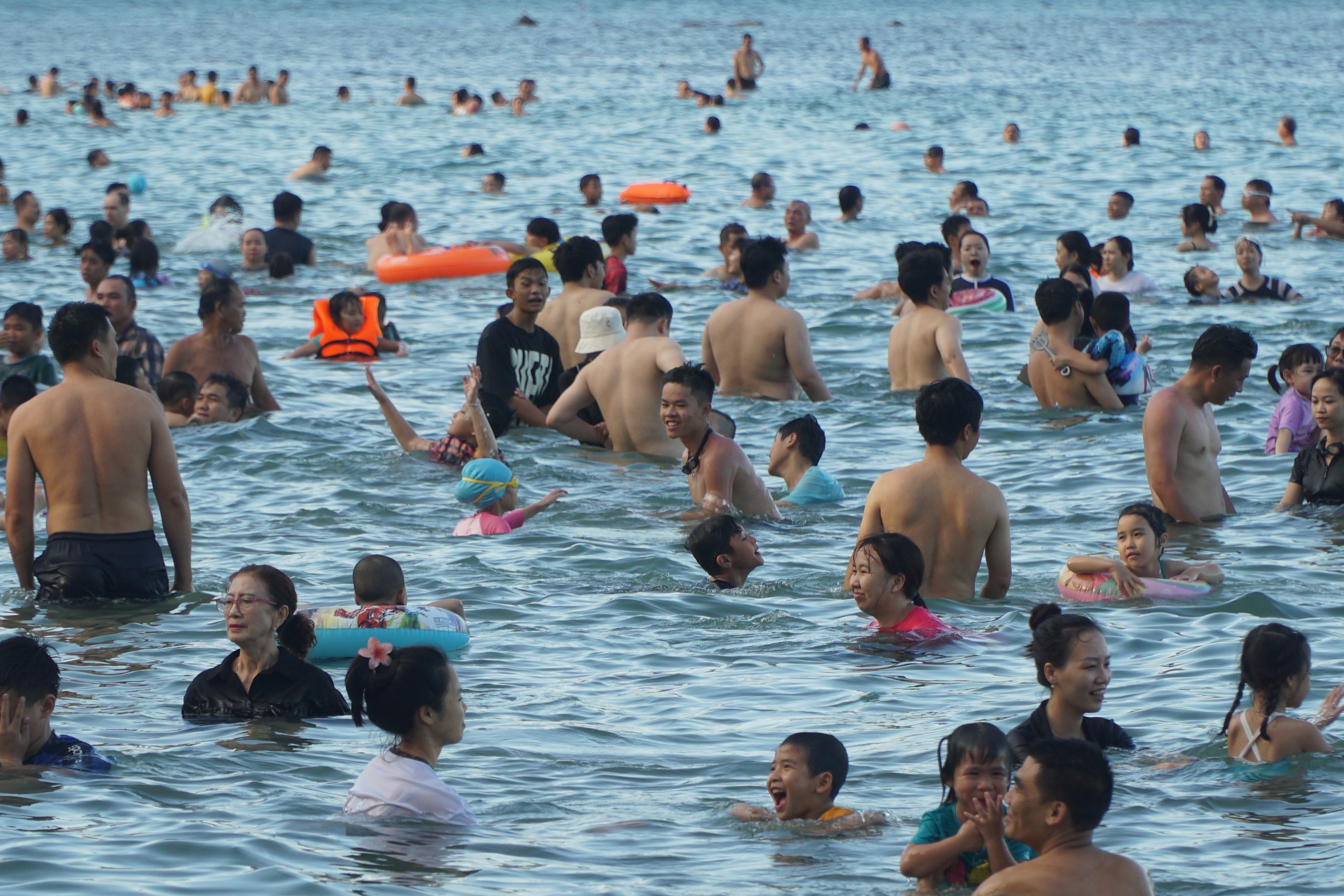 Kỳ nghỉ lễ 30.4 -1.5 kéo dài đến 5 ngày, ngoài người dân địa phương thì cũng có rất đông khách du lịch đến tắm biển Nha Trang