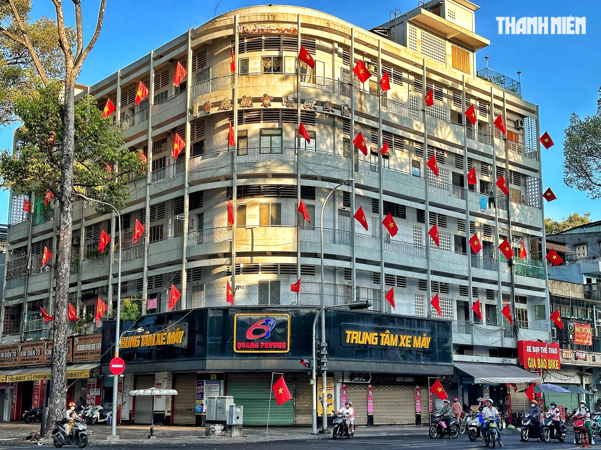 Một chung cư trên đường An Dương Vương - Nguyễn Tri Phương (Q.5) rực rỡ cờ Tổ quốc dịp lễ 30.4 - 1.5. Nhiều người đi ngang qua hướng tầm mắt về những lá cờ đỏ sao vàng bay phấp phới