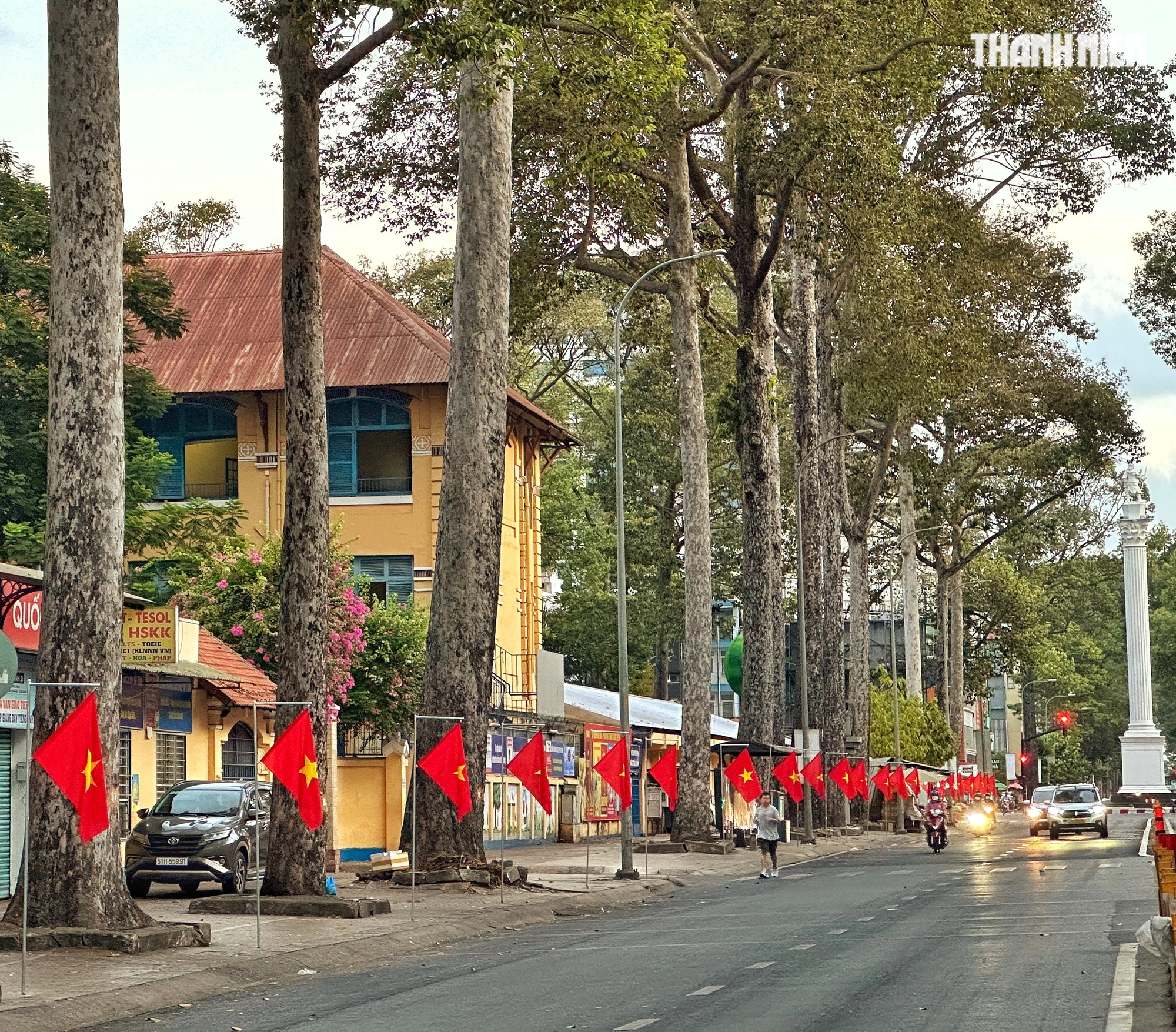 Hàng cờ Tổ quốc thẳng tắp dọc đường Nguyễn Tri Phương (Q.5) nhận được nhiều sự chú ý