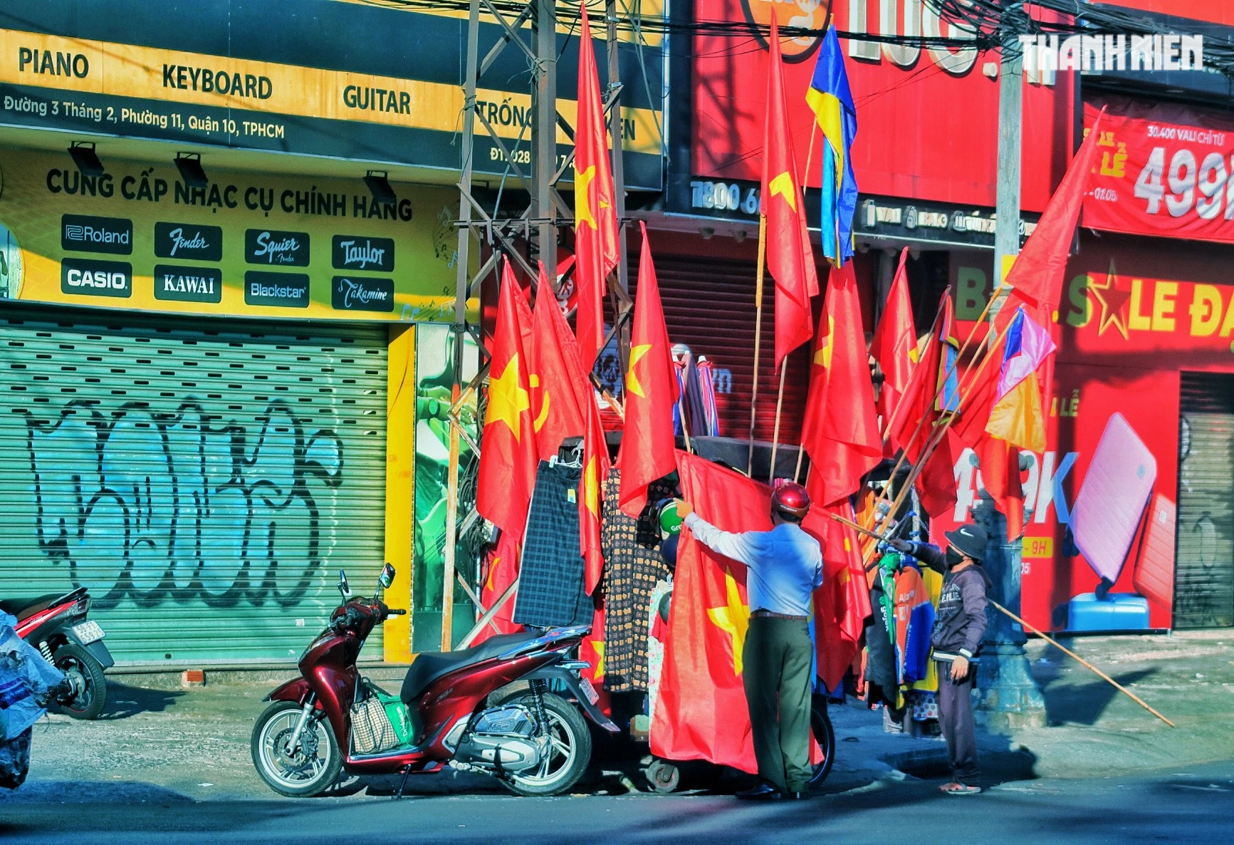 Khắp phố phường là sắc cờ đỏ sao vàng, trong kỷ niệm 49 năm thống nhất đất nước