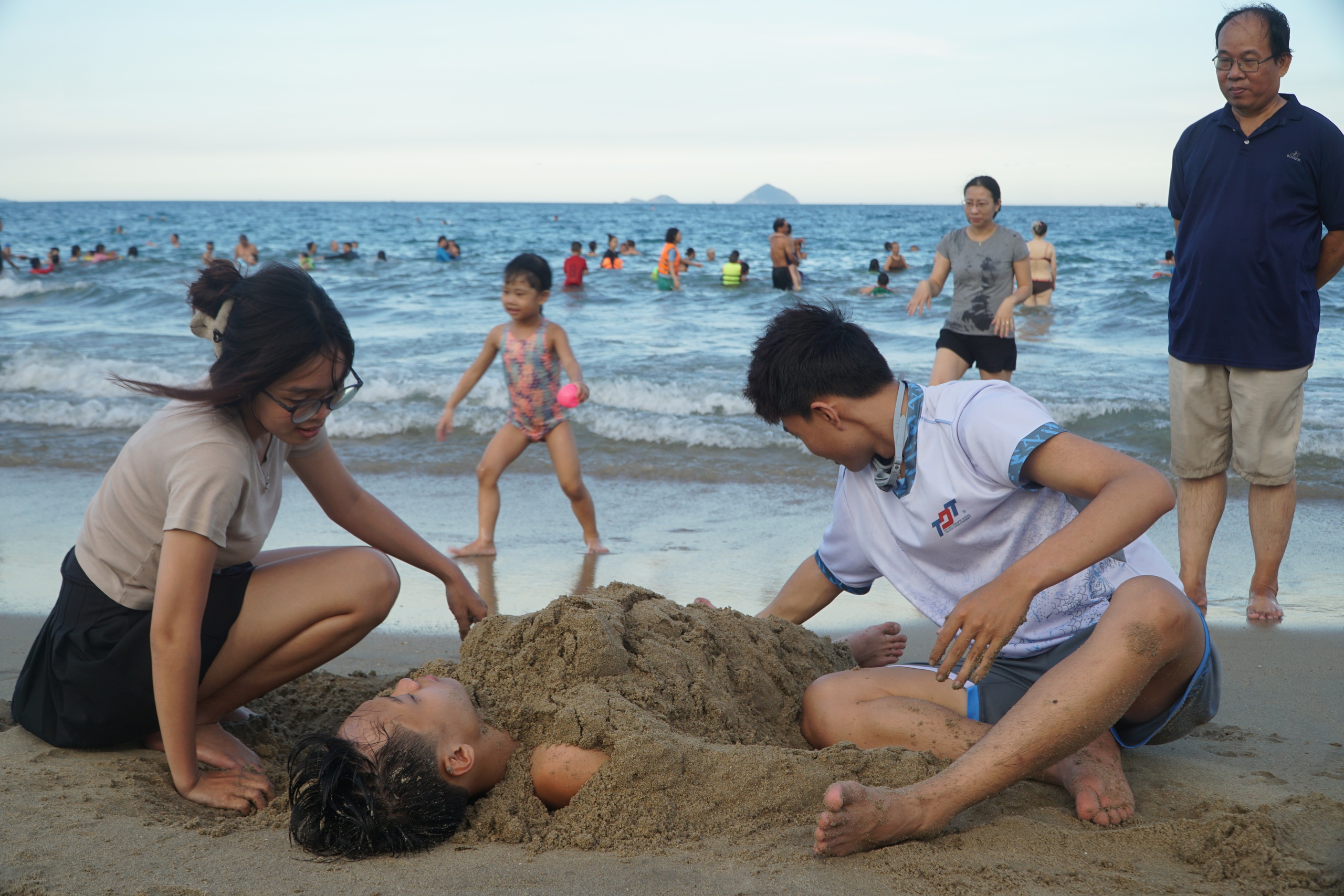 Chị Ngọc Nữ, du khách TP.HCM, cho biết biển Nha Trang rất đẹp và thơ mộng với hàng dừa kéo dài cùng làn nước trong xanh, mát lạnh và sạch sẽ. 