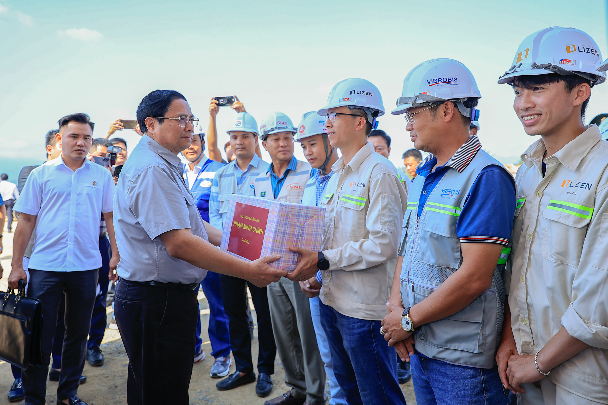 Thủ tướng Phạm Minh Chính tặng quà động viên cán bộ, công nhân trên công trường nút giao cao tốc Vân Phong - Nha Trang và Quốc lộ 26