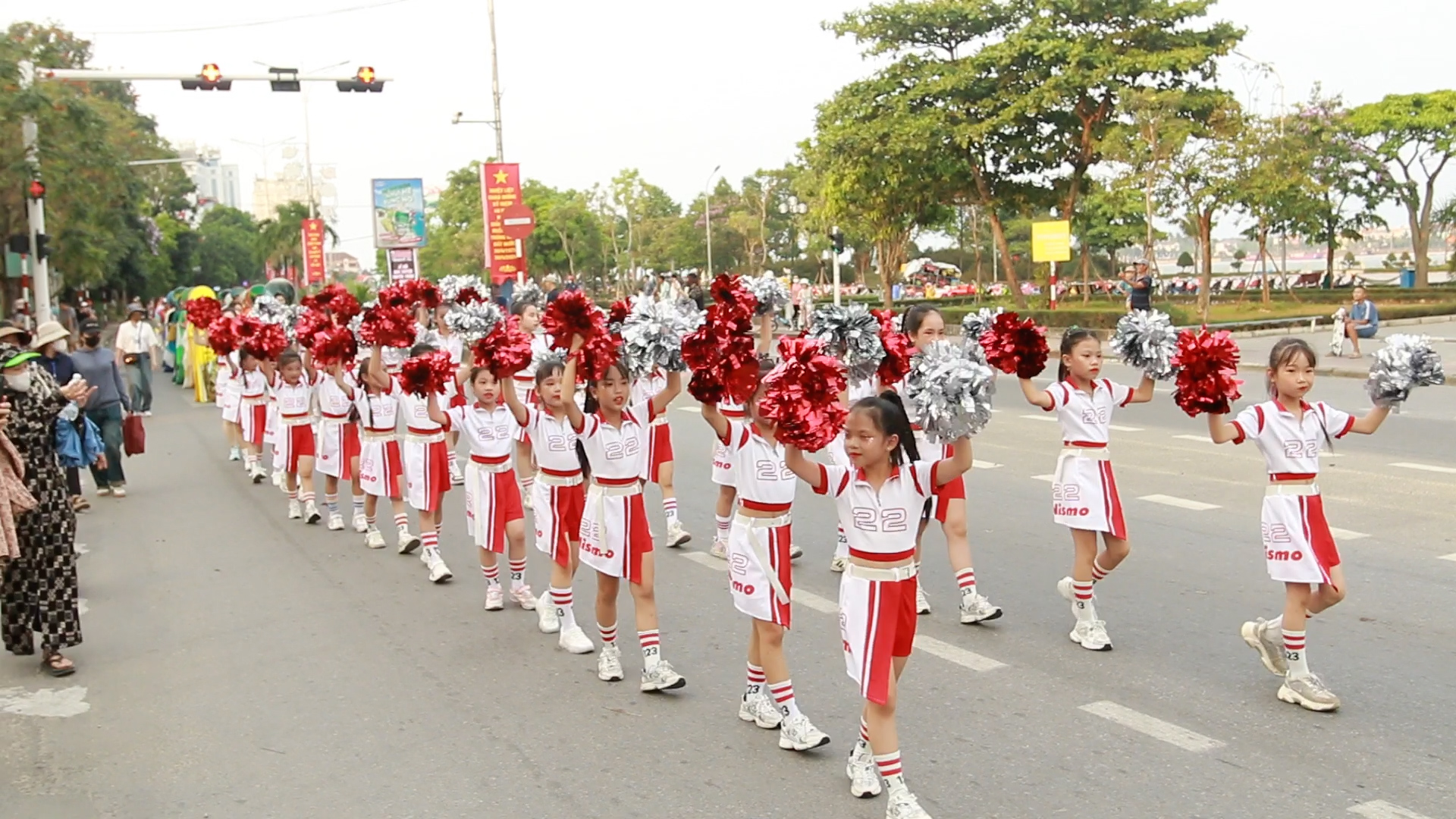 Các em học sinh trên địa bàn tham gia tiết mục nhảy dân vũ