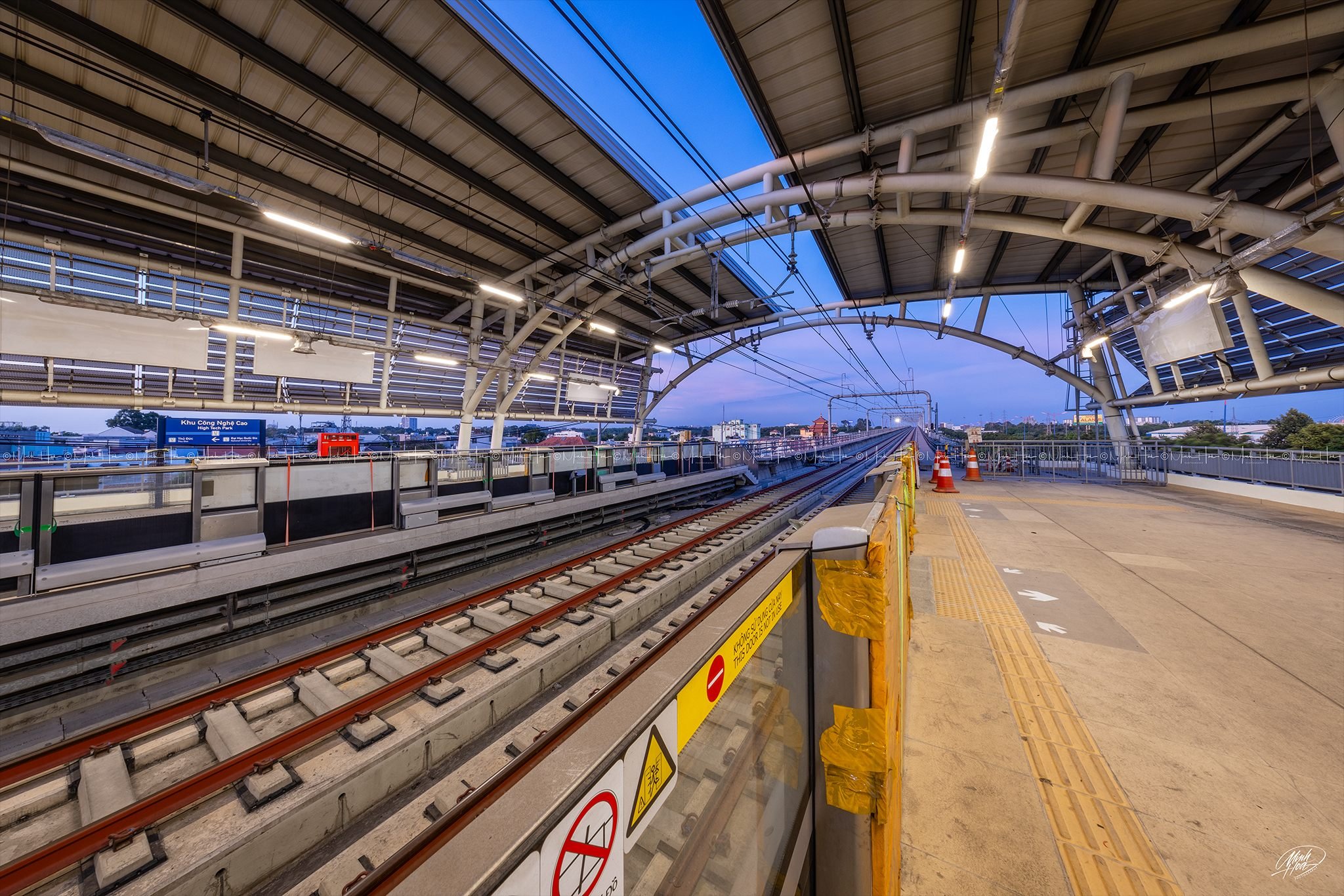 Các cây cầu bộ hành của tuyến metro số 1 có vai trò hết sức quan trọng trong việc tạo thuận lợi cho hành khách kết nối tiếp cận nhà ga thuận tiện và an toàn, đồng thời cũng là hướng thoát hiểm chính trong trường hợp xảy ra sự cố khẩn cấp. Kiến trúc cầu bộ hành được thiết kế tương đồng với kết cấu nhà ga chính với mái vòm thép và tấm lợp chống nóng, dọc 2 bên thành cầu bố trí các bồn hoa, cây xanh trải dài, kết hợp thông gió tự nhiên tạo cảm giác thoải mái và xanh mát cho hành khách khi tiếp cận nhà ga