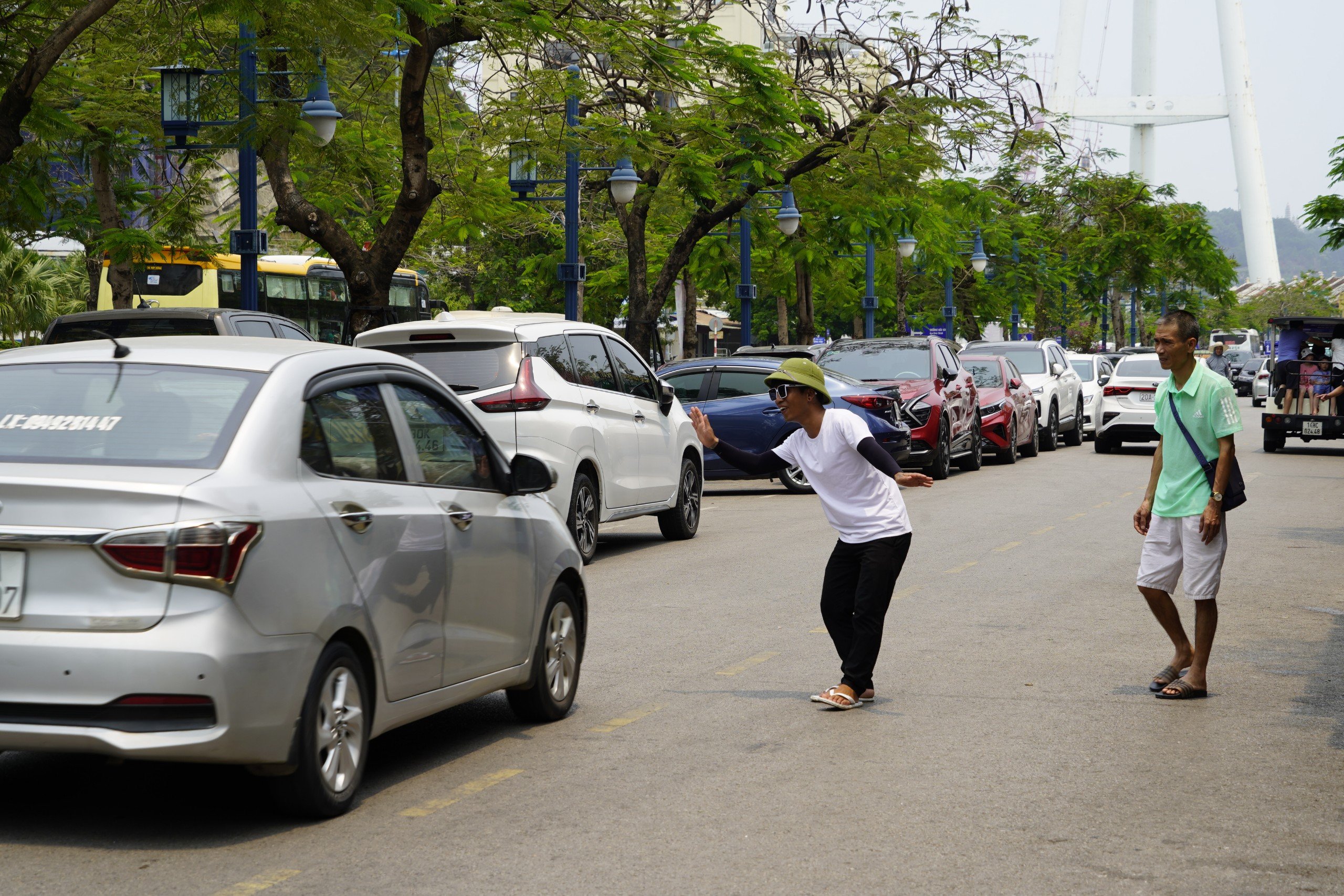 Hạ Long đông nghịt du khách, chủ nhà hàng thu tiền mỏi tay
- Ảnh 11.