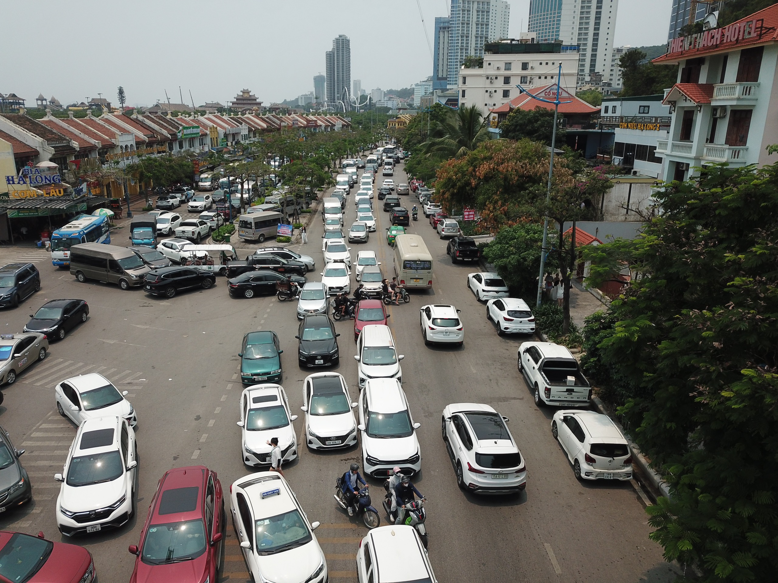 Đường Hạ Long ùn tắc vì phương tiện giao thông đổ về quá đông