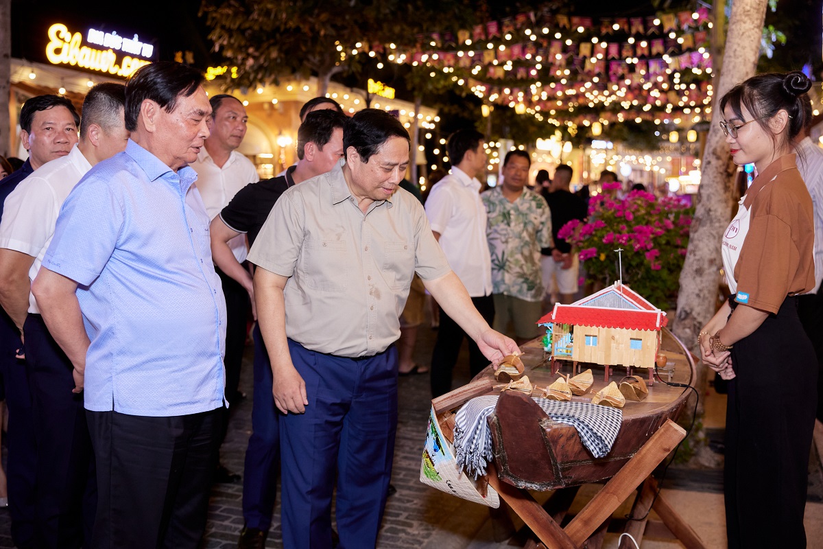 Thủ tướng Phạm Minh Chính thăm chợ đêm Vui Phết tại Phú Quốc- Ảnh 3.