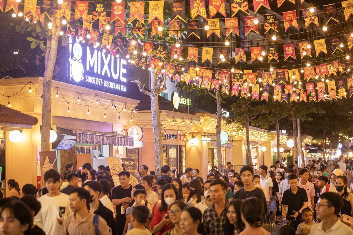 Thủ tướng Phạm Minh Chính thăm chợ đêm Vui Phết tại Phú Quốc- Ảnh 6.