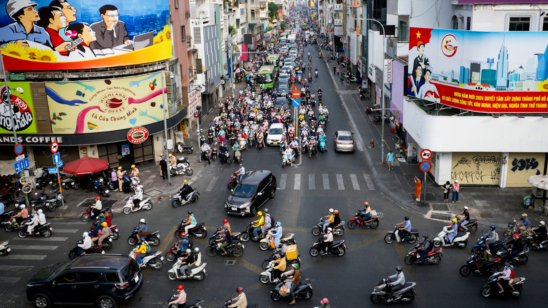 CSGT TP.HCM sẽ ghi hình "phạt nguội" xe đi ngược chiều tại ngã tư Hai Bà Trưng - Võ Thị Sáu- Ảnh 1.